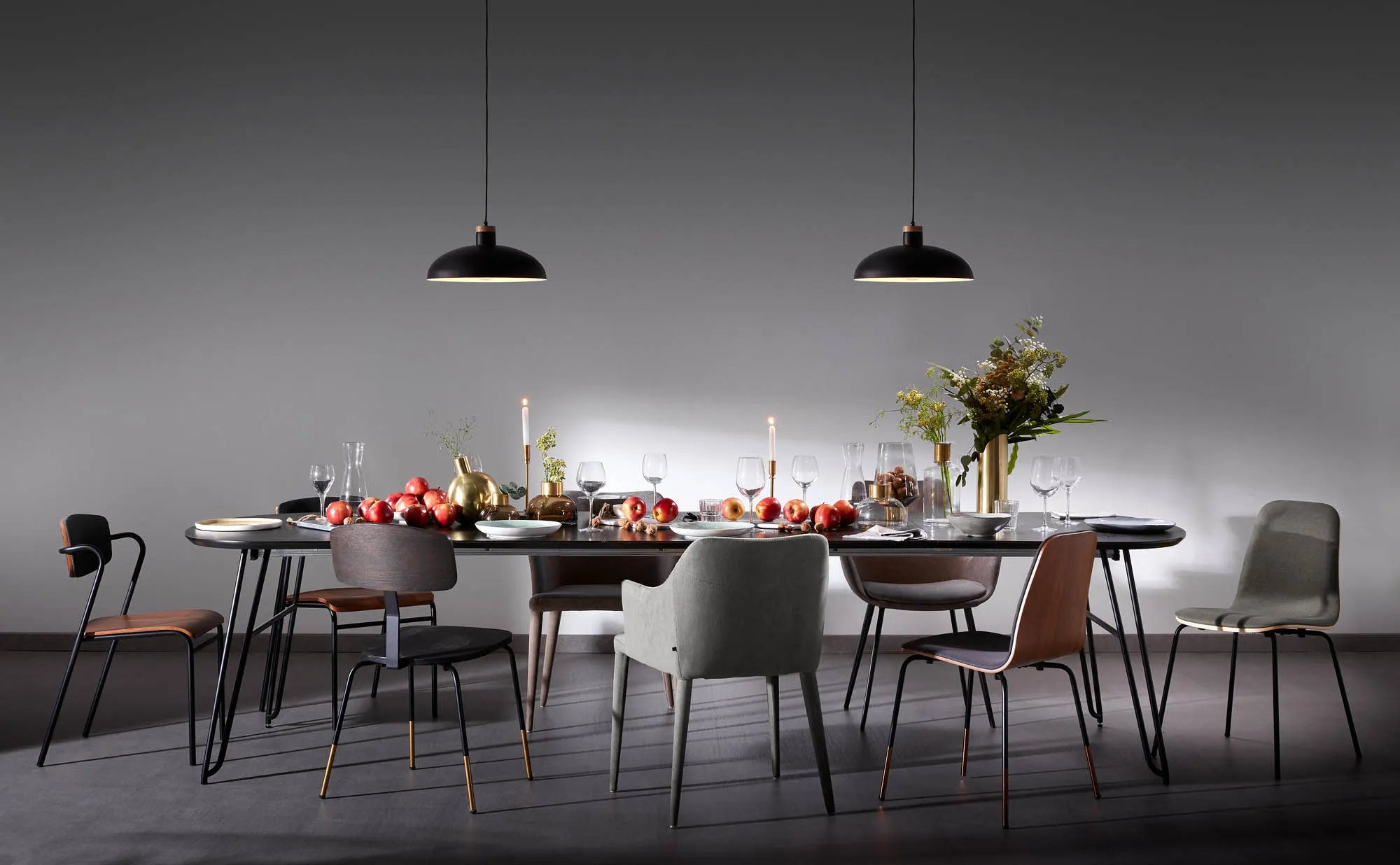 Eleganter Tisch mit Eschenfurnier, ausziehbar von 140 auf 220 cm, schwarze Stahlbeine, ideal für stilvolle Flexibilität.