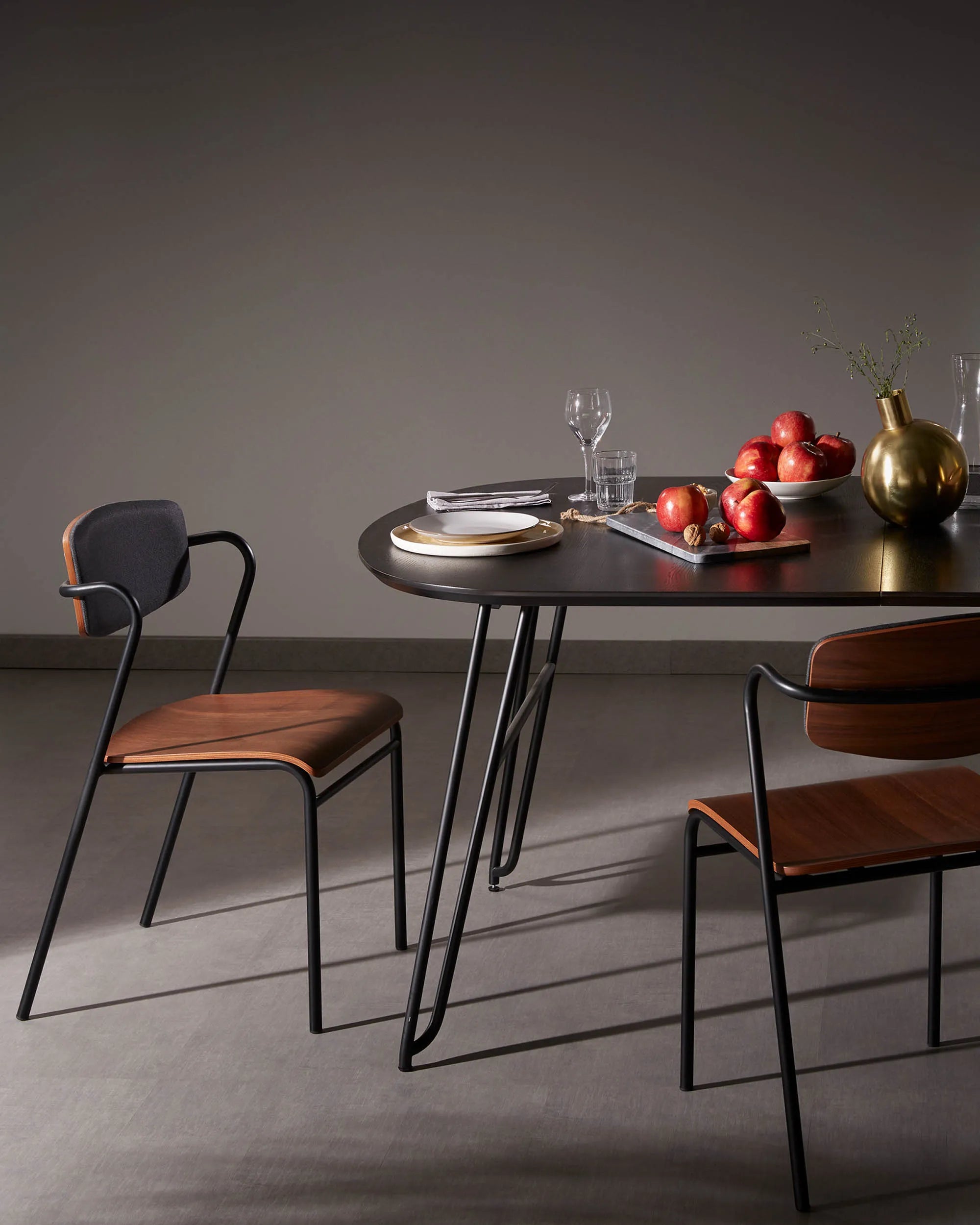 Eleganter Tisch mit Eschenfurnier, ausziehbar von 140 auf 220 cm, schwarze Stahlbeine, ideal für stilvolle Flexibilität.