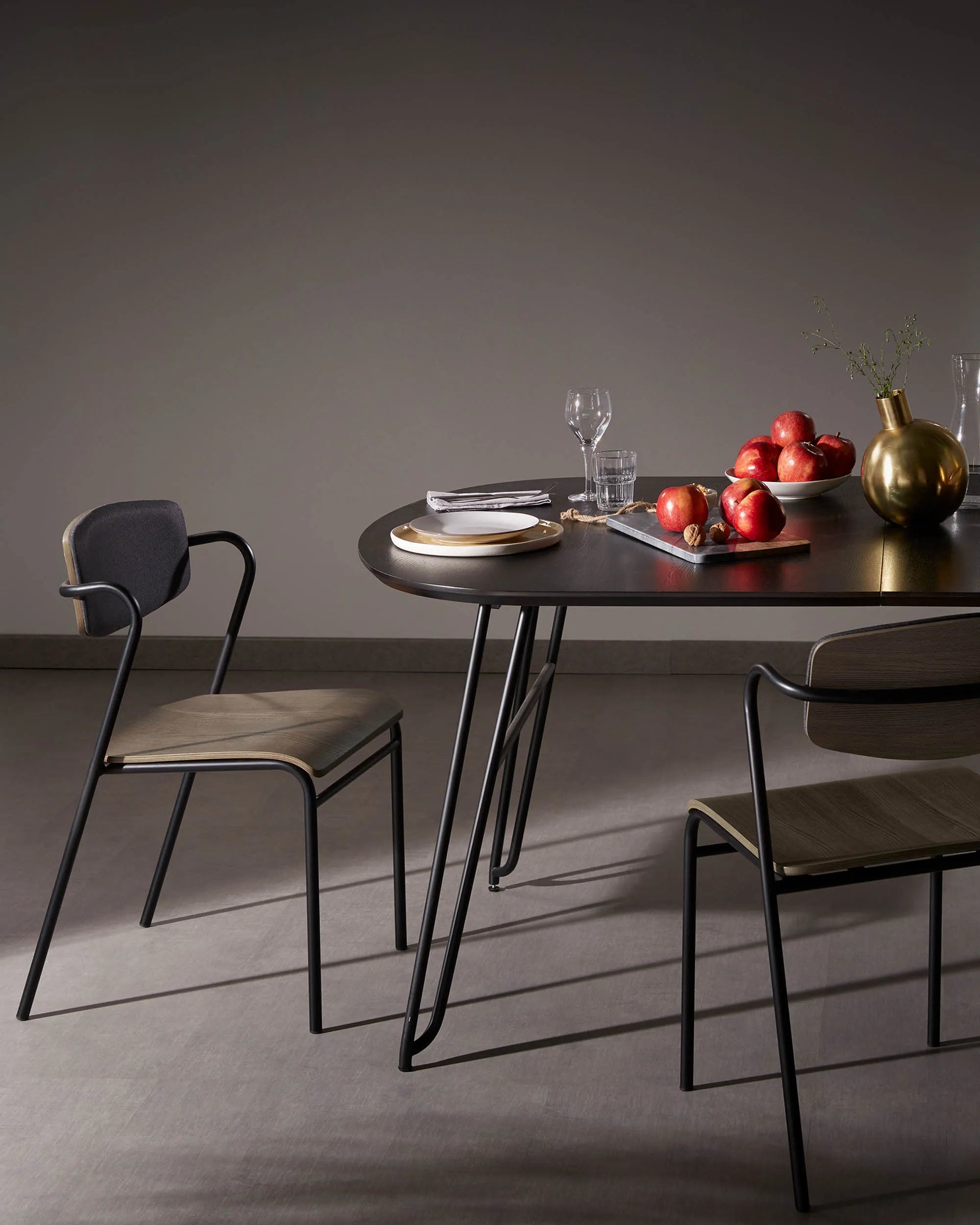 Eleganter Tisch mit Eschenfurnier, ausziehbar von 140 auf 220 cm, schwarze Stahlbeine, ideal für stilvolle Flexibilität.