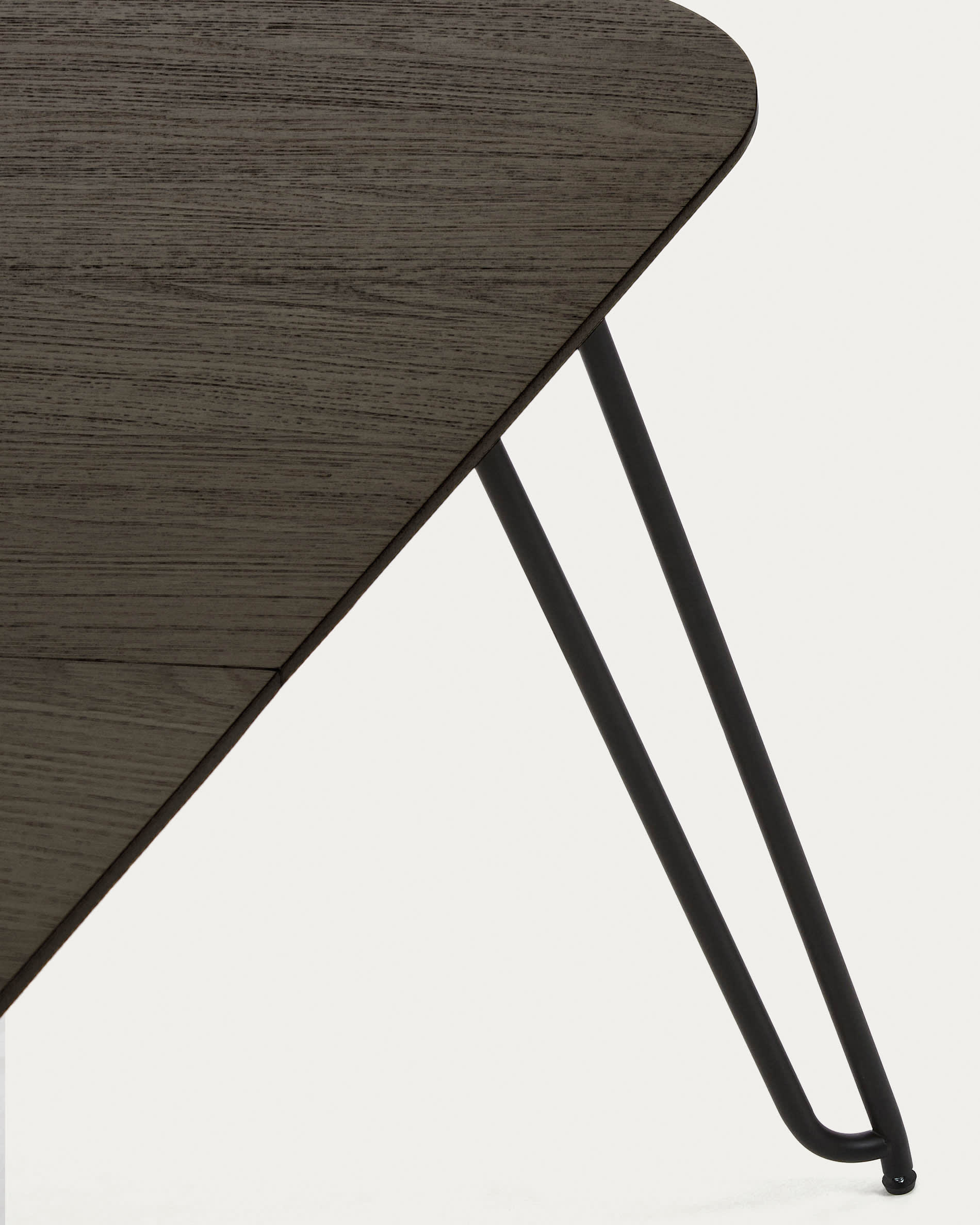 Entdecken Sie den stilvollen Milian Tisch: Ausziehbar von 170 auf 320 cm, mit elegantem Eschenfurnier und robusten Stahlbeinen – perfekt für jedes Dinner.