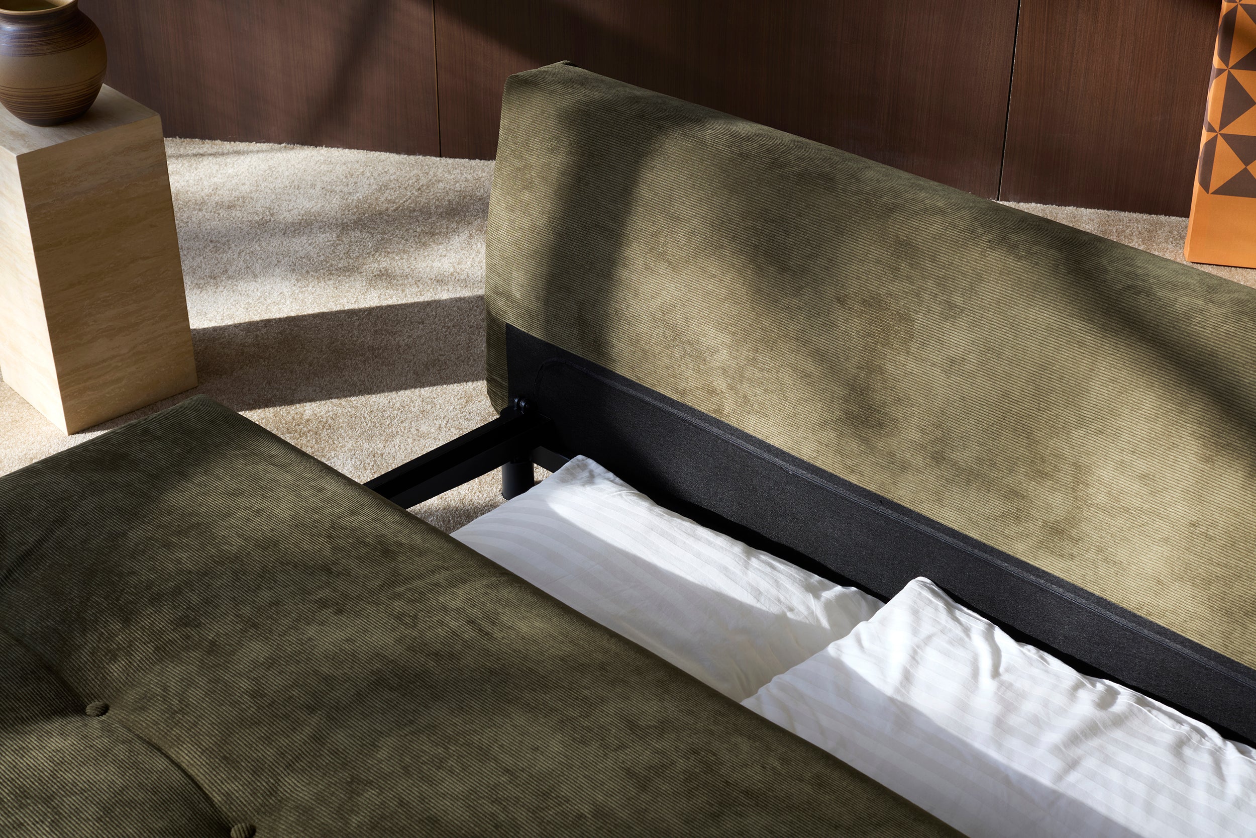 Nabli Schlafsofa in 316 Cordufine Pine Green präsentiert im Onlineshop von KAQTU Design AG. Bettsofa ist von Innovation Living