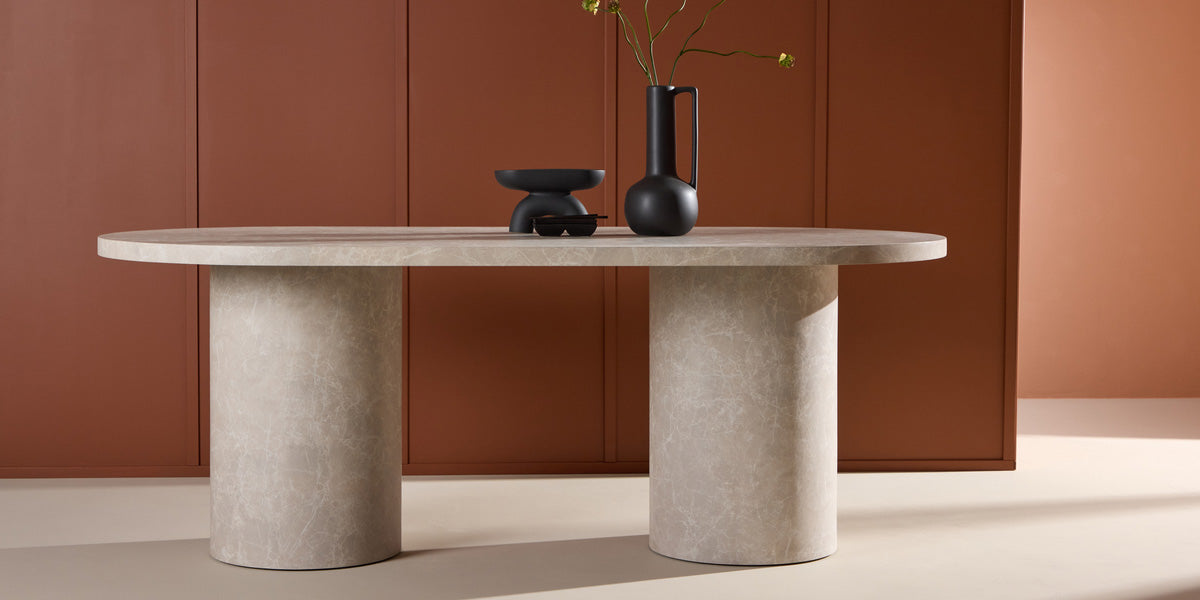 Esstisch Narvik in ovaler Form mit Marmor Optik von Venture Home vor einem terracotta Hintergrund