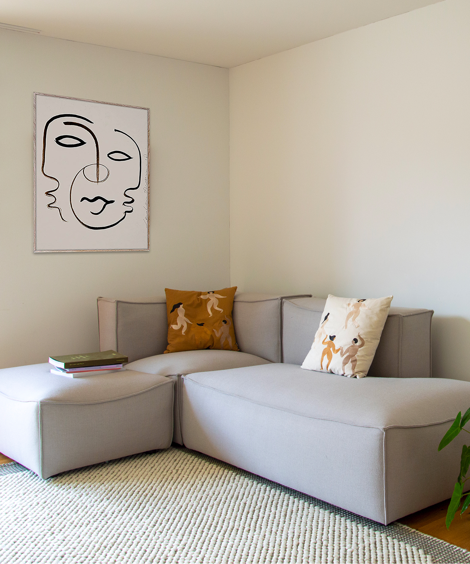 Wohnzimmer mit Teppich von Muuto, Sofa von Ferm Living und Bild von Paper Collective