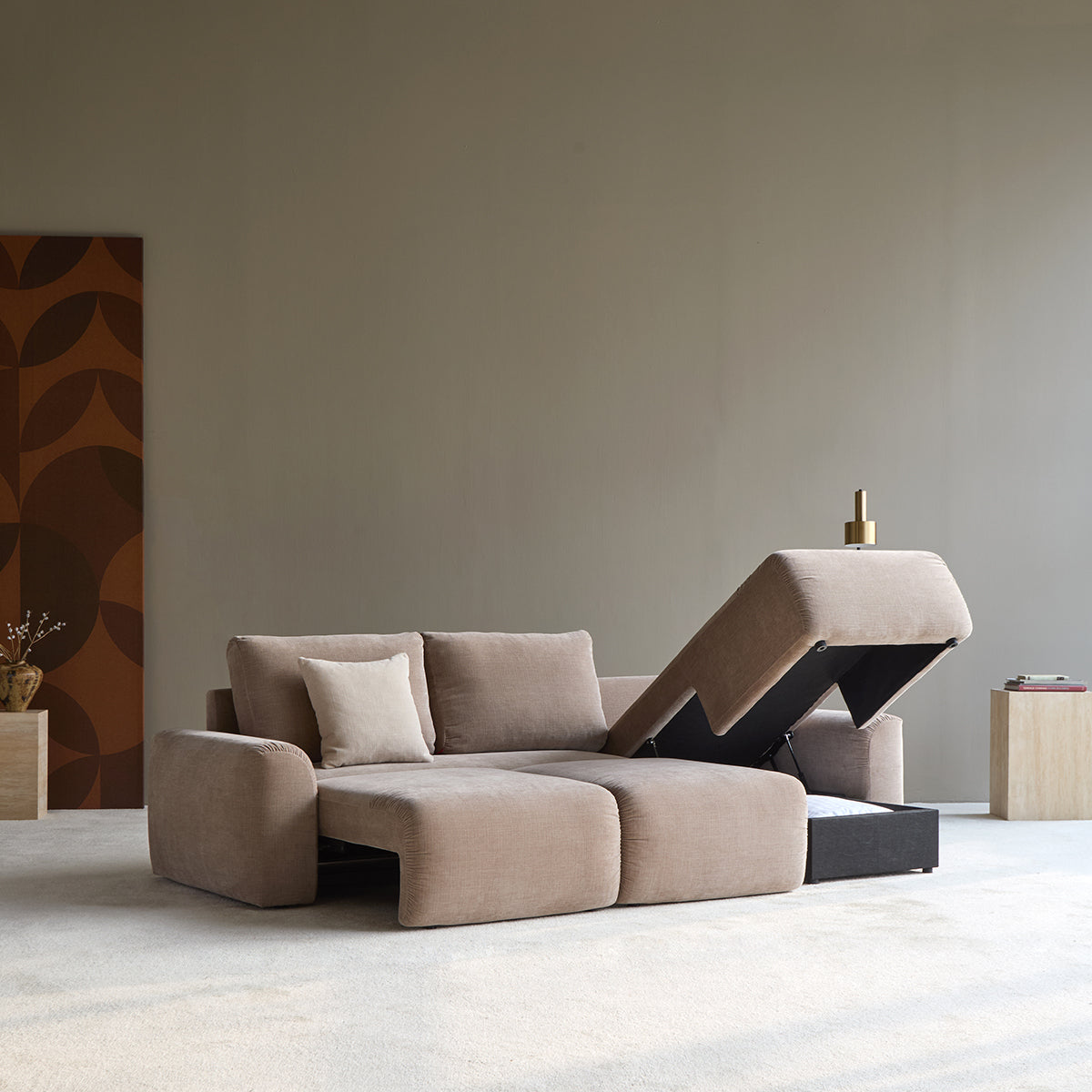 Norum Schlafsofa mit Chaiselongue und Chunky-Armlehnen in 417 Esina Mocha präsentiert im Onlineshop von KAQTU Design AG. Bettsofa rechts ist von Innovation Living