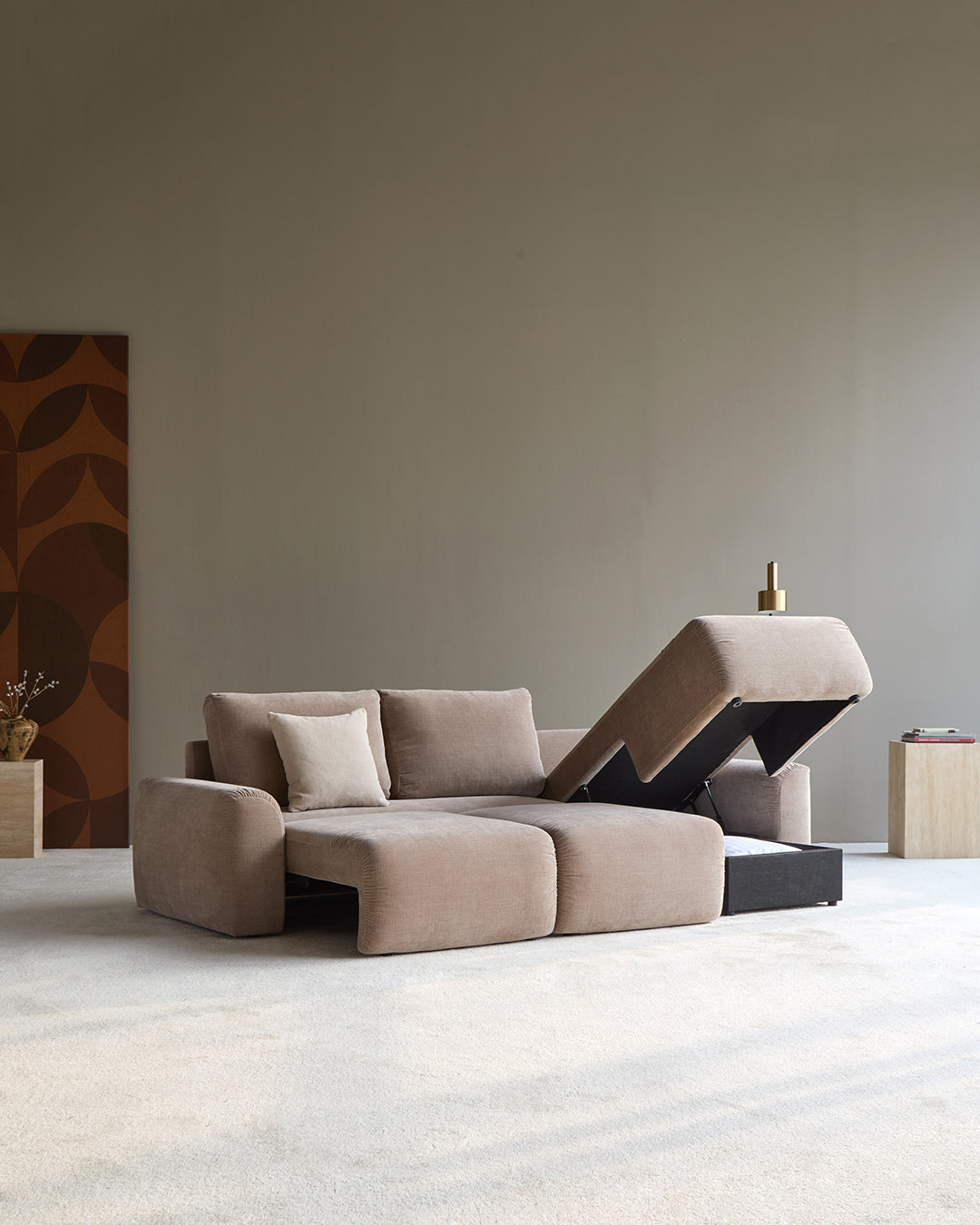 Norum Schlafsofa mit Chaiselongue und Chunky-Armlehnen in 417 Esina Mocha präsentiert im Onlineshop von KAQTU Design AG. Bettsofa rechts ist von Innovation Living