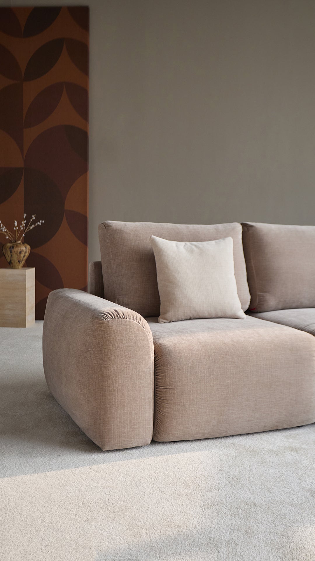 Norum Schlafsofa mit Chaiselongue und Chunky-Armlehnen in 417 Esina Mocha präsentiert im Onlineshop von KAQTU Design AG. Bettsofa rechts ist von Innovation Living