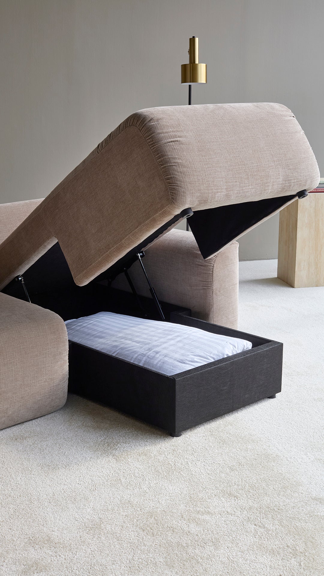 Norum Schlafsofa mit Chaiselongue und Chunky-Armlehnen in 417 Esina Mocha präsentiert im Onlineshop von KAQTU Design AG. Bettsofa rechts ist von Innovation Living