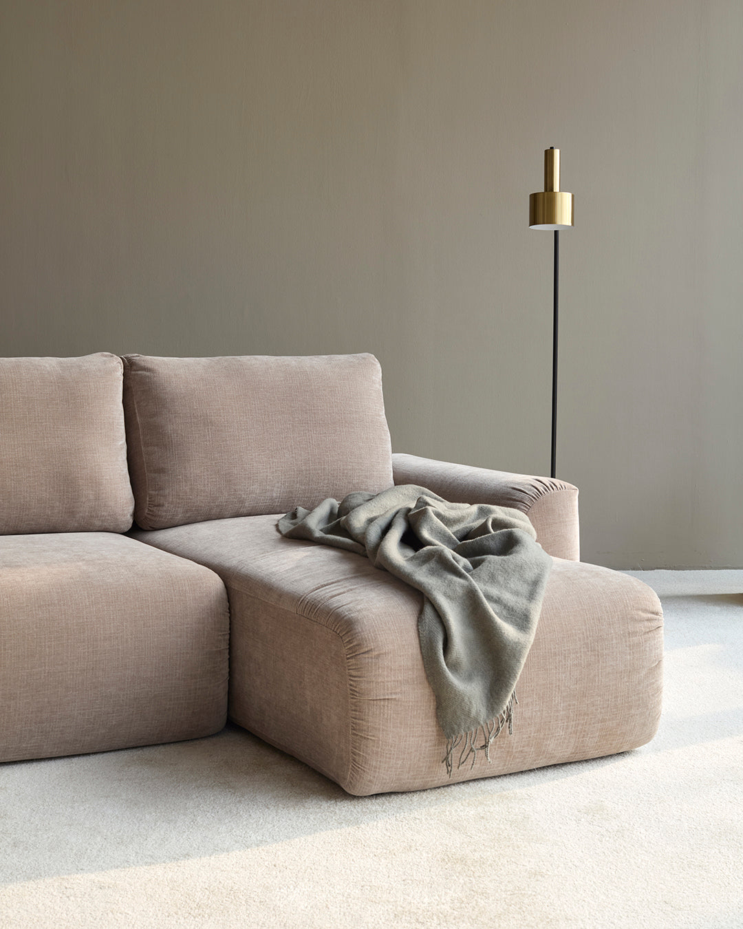 Norum Schlafsofa mit Chaiselongue und Chunky-Armlehnen in 417 Esina Mocha präsentiert im Onlineshop von KAQTU Design AG. Bettsofa rechts ist von Innovation Living