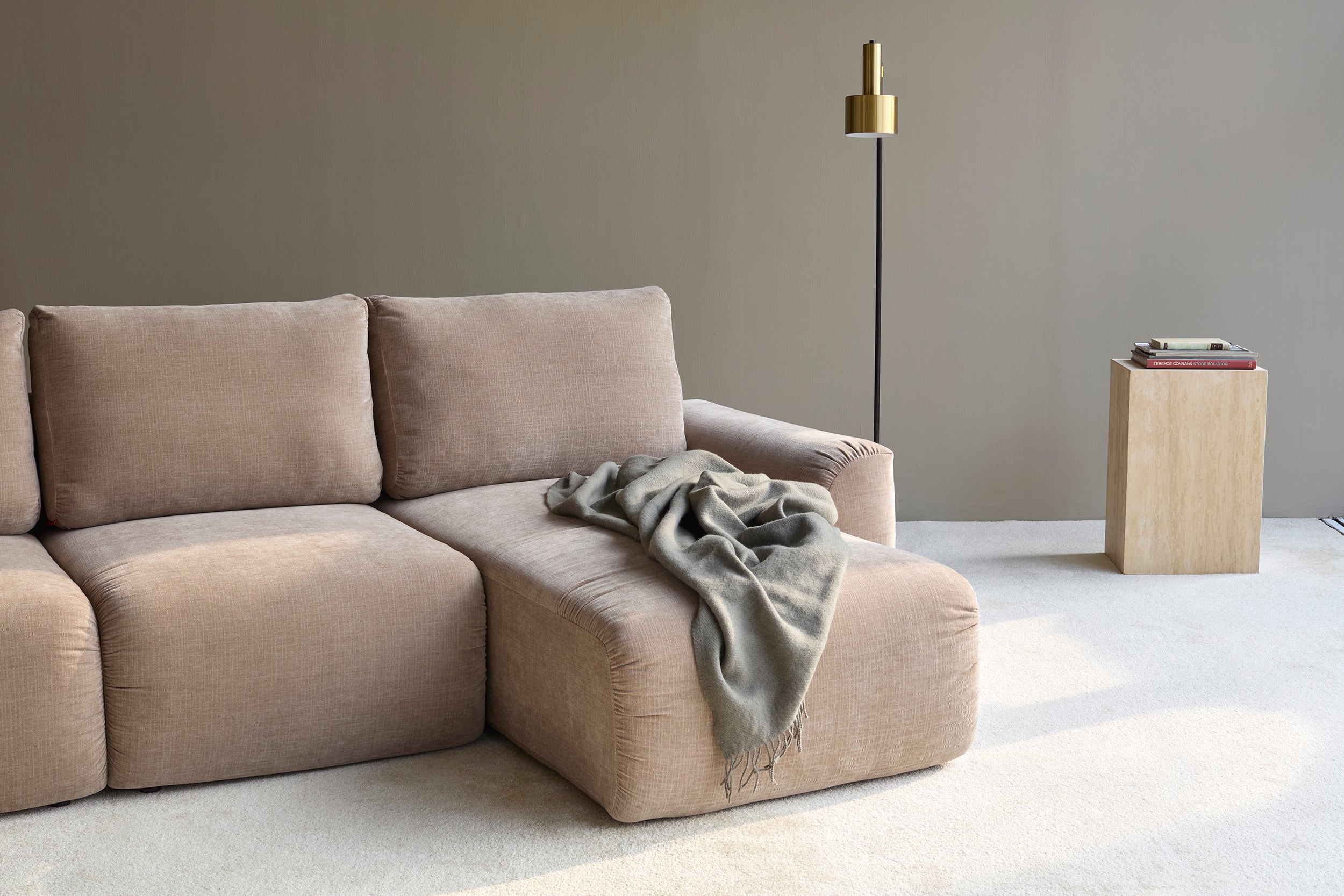 Norum Schlafsofa mit Chaiselongue und Chunky-Armlehnen in 417 Esina Mocha präsentiert im Onlineshop von KAQTU Design AG. Bettsofa rechts ist von Innovation Living
