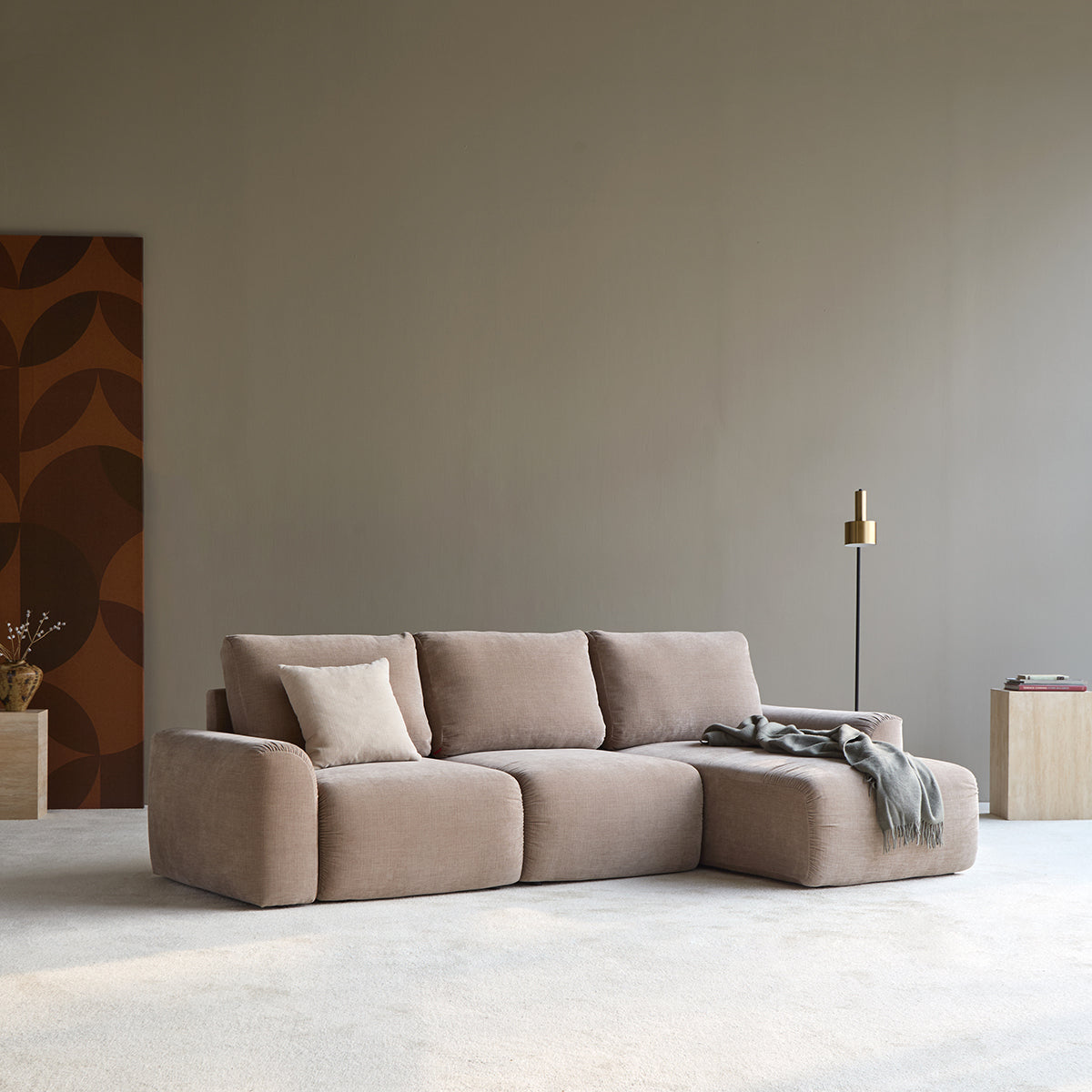 Norum Schlafsofa mit Chaiselongue und Chunky-Armlehnen in 417 Esina Mocha präsentiert im Onlineshop von KAQTU Design AG. Bettsofa rechts ist von Innovation Living