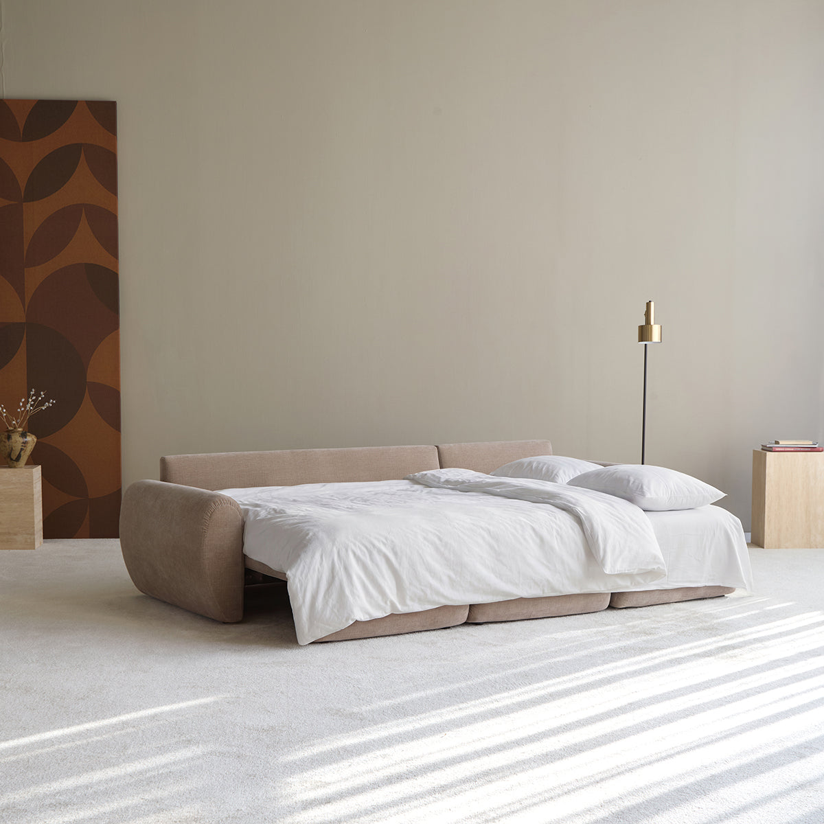 Norum Schlafsofa mit Chaiselongue und Curve-Armlehnen in 417 Esina Mocha präsentiert im Onlineshop von KAQTU Design AG. Bettsofa rechts ist von Innovation Living