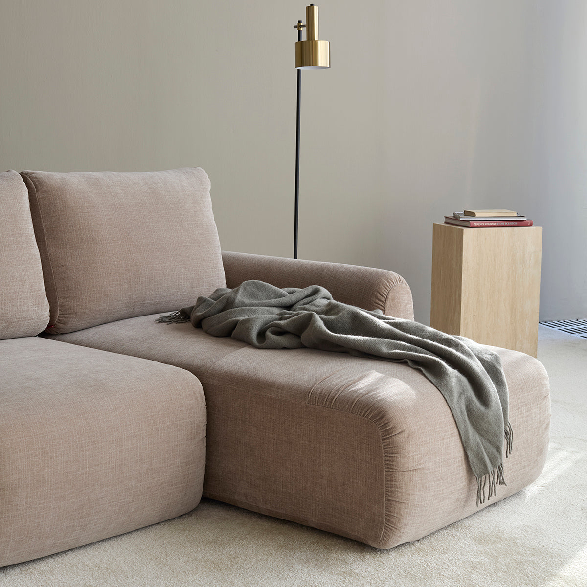 Norum Schlafsofa mit Chaiselongue und Curve-Armlehnen in 417 Esina Mocha präsentiert im Onlineshop von KAQTU Design AG. Bettsofa rechts ist von Innovation Living