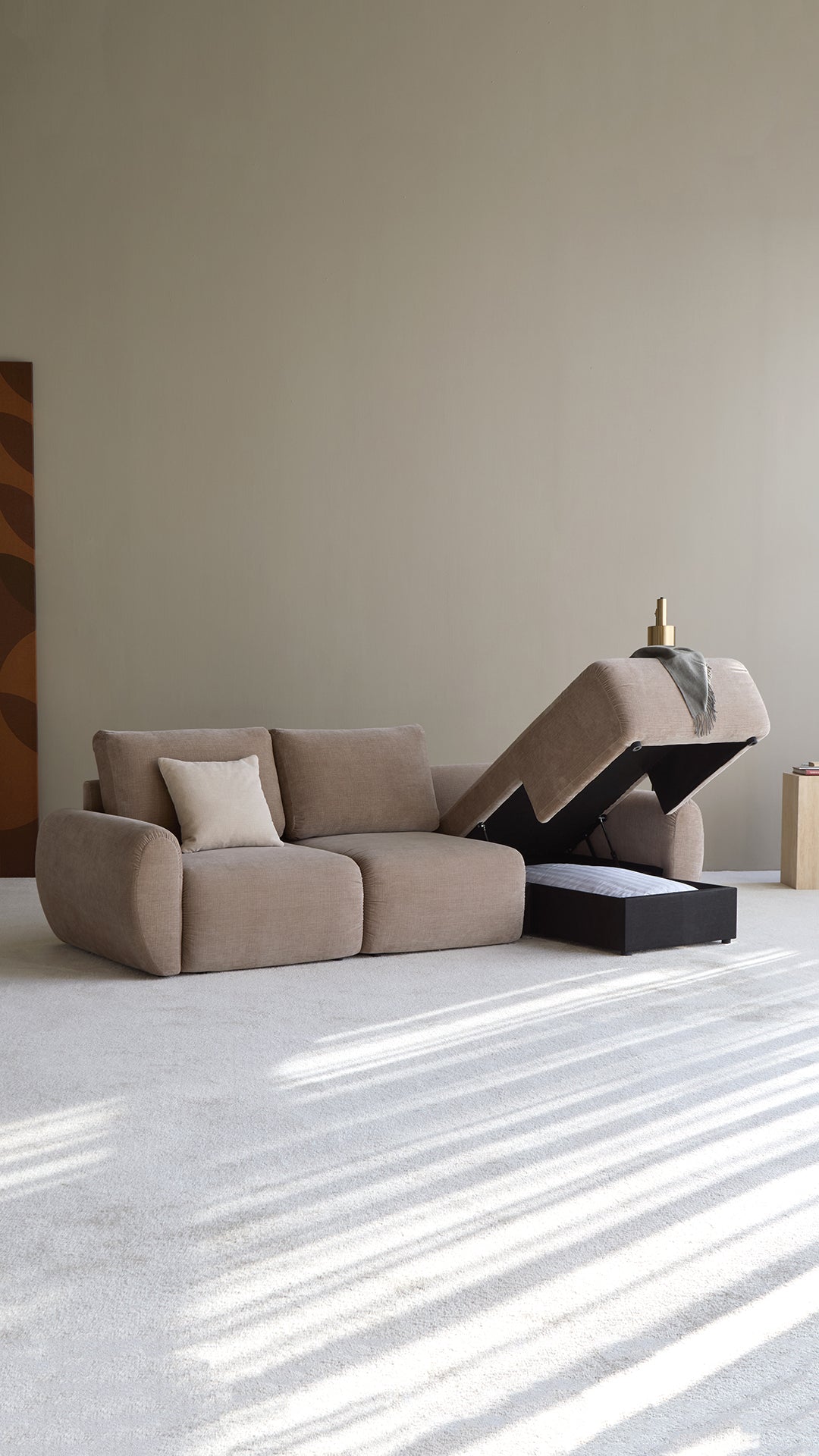 Norum Schlafsofa mit Chaiselongue und Curve-Armlehnen in 417 Esina Mocha präsentiert im Onlineshop von KAQTU Design AG. Bettsofa rechts ist von Innovation Living