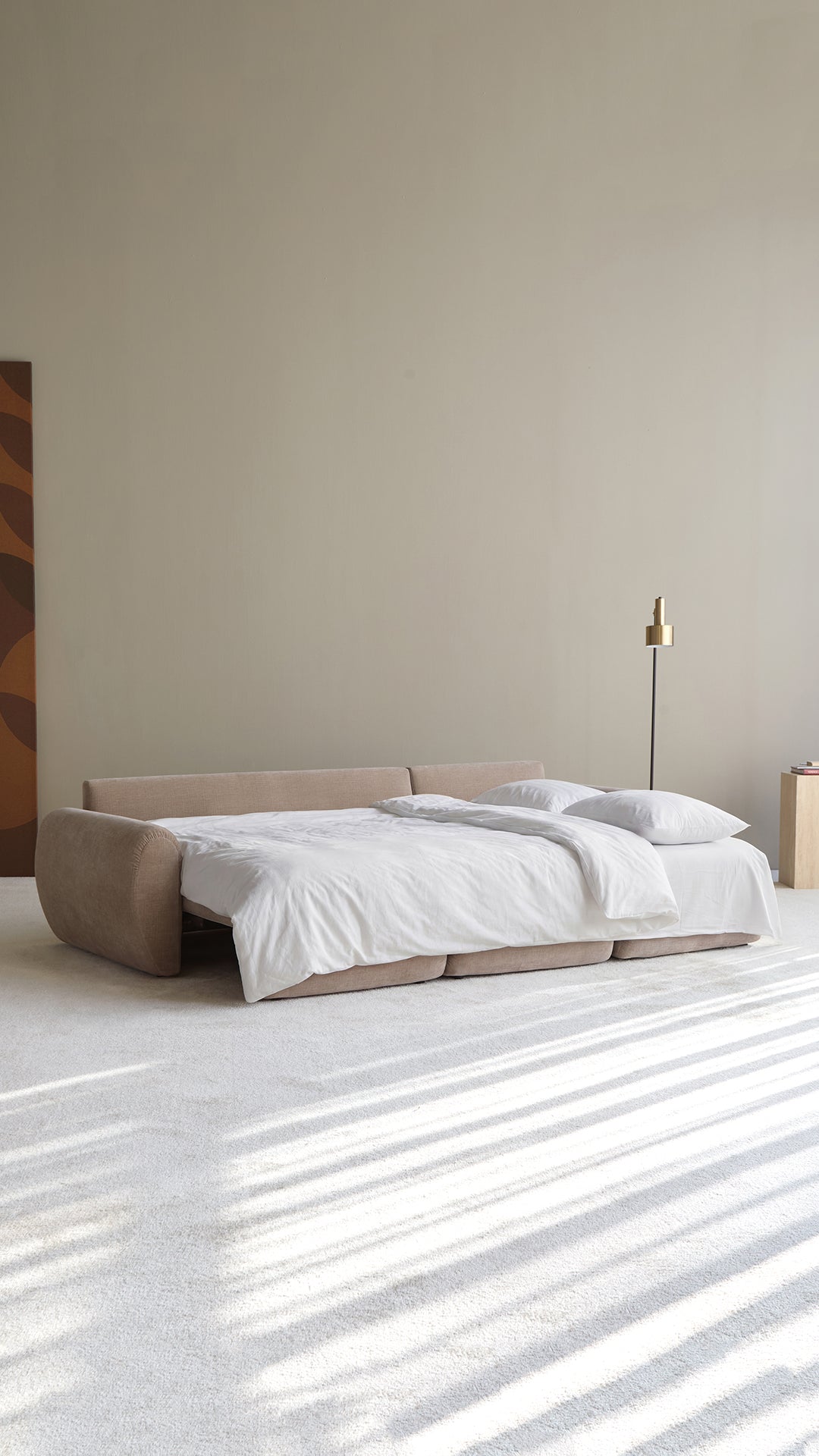 Norum Schlafsofa mit Chaiselongue und Curve-Armlehnen in 417 Esina Mocha präsentiert im Onlineshop von KAQTU Design AG. Bettsofa rechts ist von Innovation Living