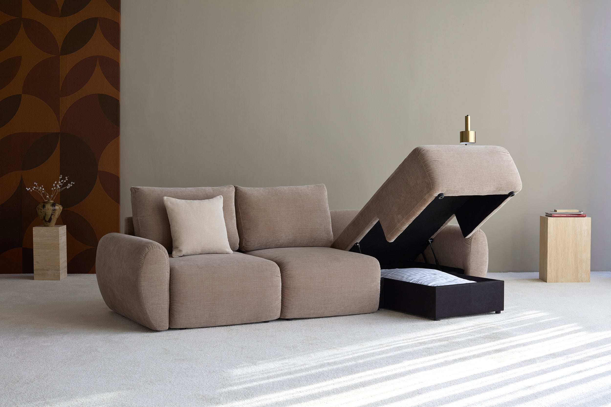 Norum Schlafsofa mit Chaiselongue und Curve-Armlehnen in 417 Esina Mocha präsentiert im Onlineshop von KAQTU Design AG. Bettsofa rechts ist von Innovation Living