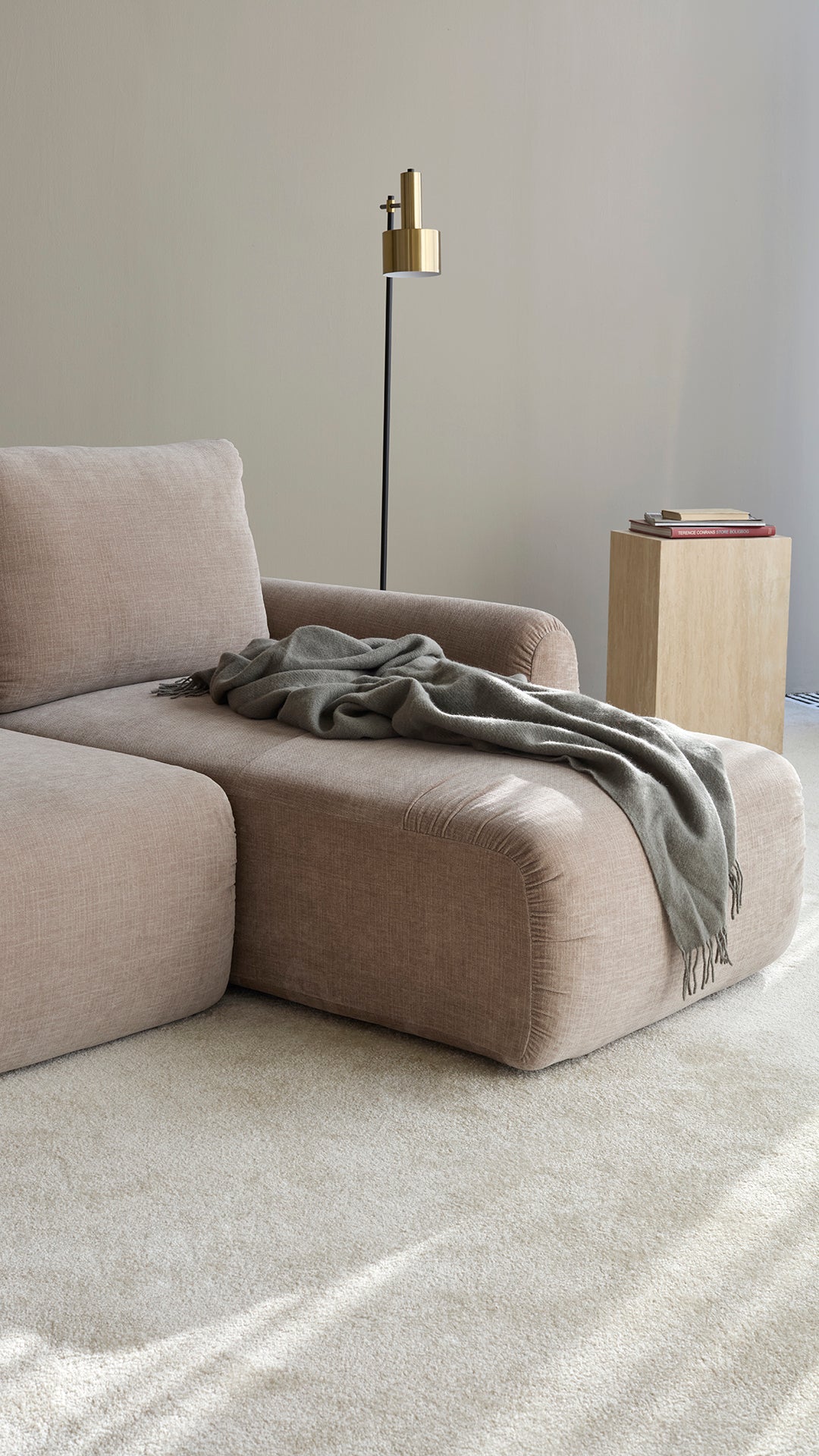 Norum Schlafsofa mit Chaiselongue und Curve-Armlehnen in 417 Esina Mocha präsentiert im Onlineshop von KAQTU Design AG. Bettsofa rechts ist von Innovation Living