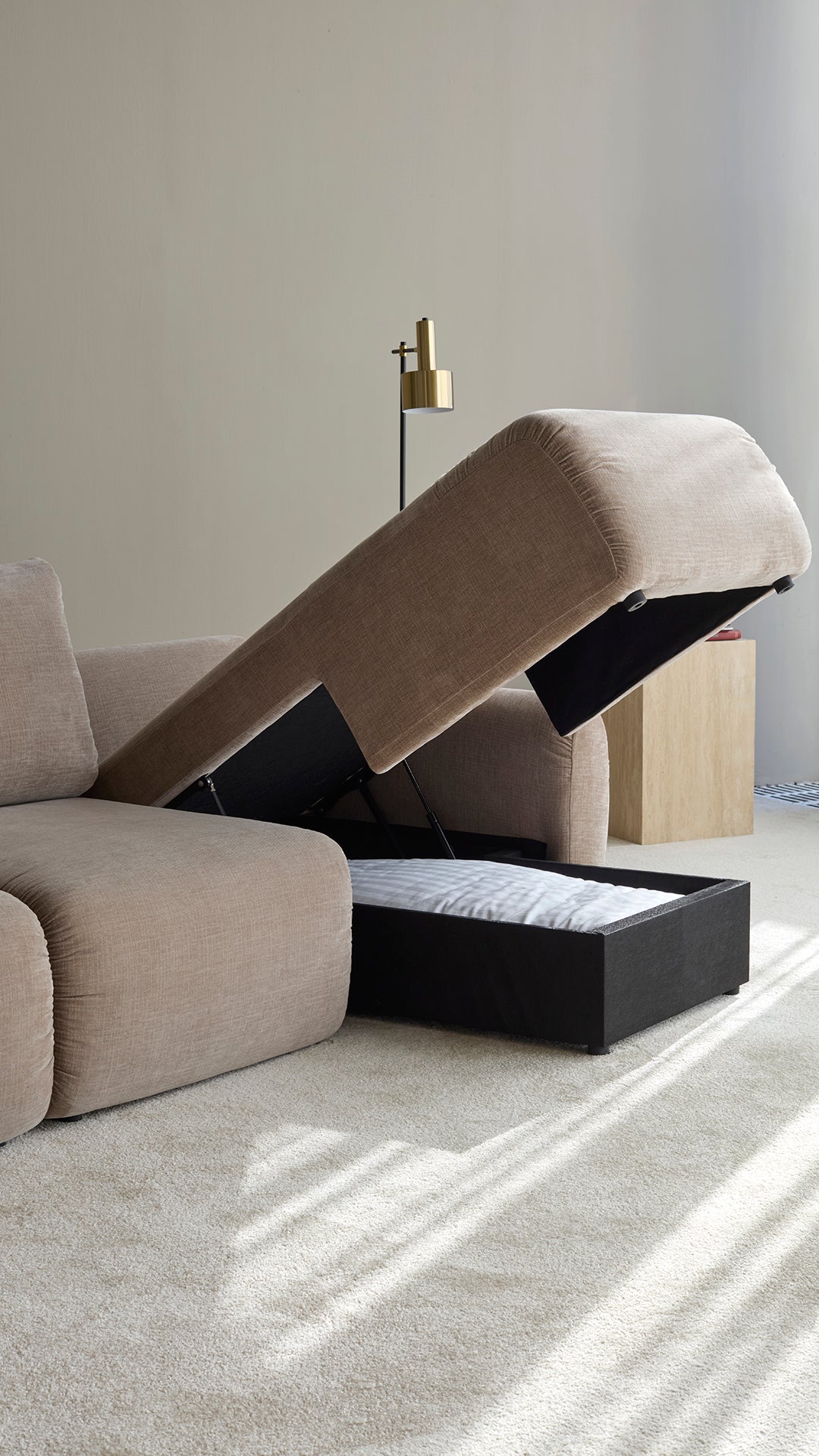 Norum Schlafsofa mit Chaiselongue und Curve-Armlehnen in 417 Esina Mocha präsentiert im Onlineshop von KAQTU Design AG. Bettsofa rechts ist von Innovation Living