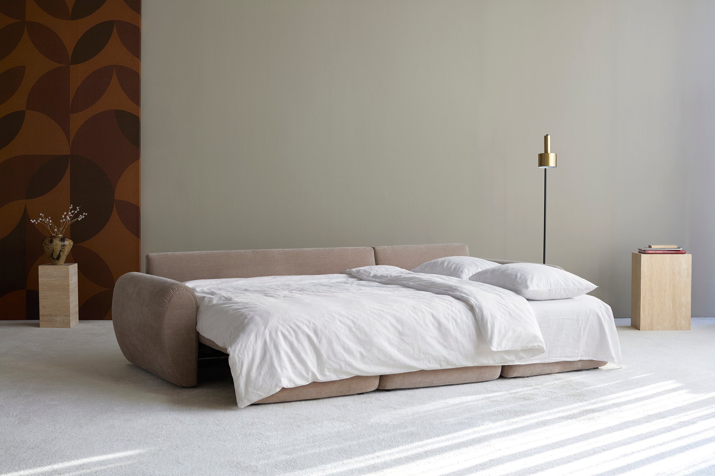 Norum Schlafsofa mit Chaiselongue und Curve-Armlehnen in 417 Esina Mocha präsentiert im Onlineshop von KAQTU Design AG. Bettsofa rechts ist von Innovation Living