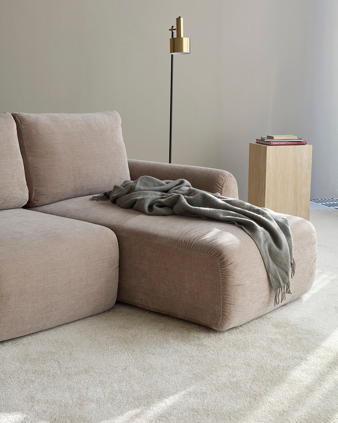 Norum Schlafsofa mit Chaiselongue und Curve-Armlehnen in 417 Esina Mocha präsentiert im Onlineshop von KAQTU Design AG. Bettsofa rechts ist von Innovation Living