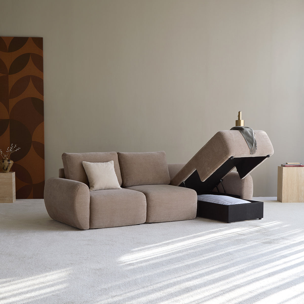 Norum Schlafsofa mit Chaiselongue und Curve-Armlehnen in 417 Esina Mocha präsentiert im Onlineshop von KAQTU Design AG. Bettsofa rechts ist von Innovation Living