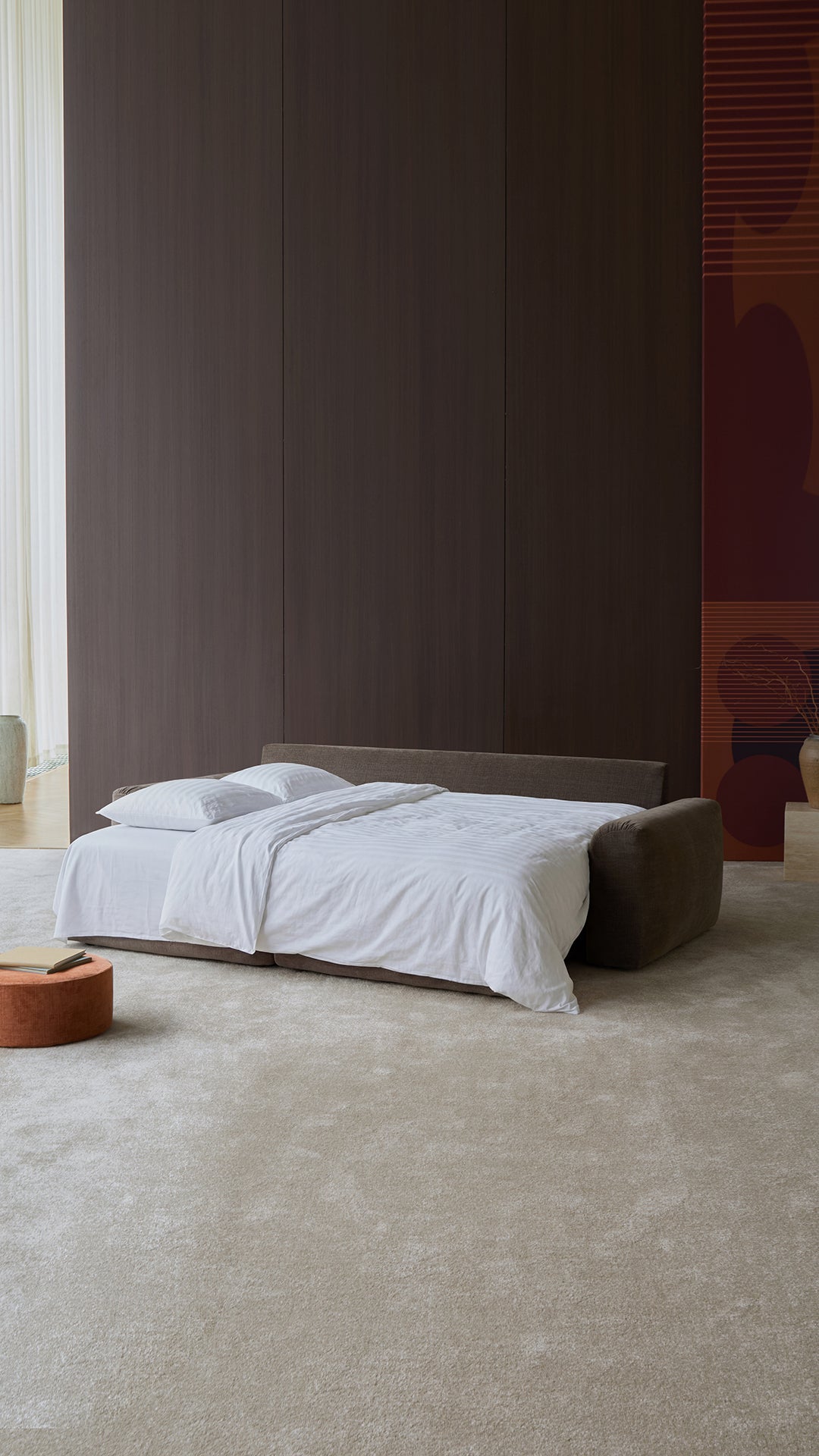 Norum Schlafsofa mit Chunky-Armlehnen in 411 Esina Cedar Brown präsentiert im Onlineshop von KAQTU Design AG. Bettsofa ist von Innovation Living