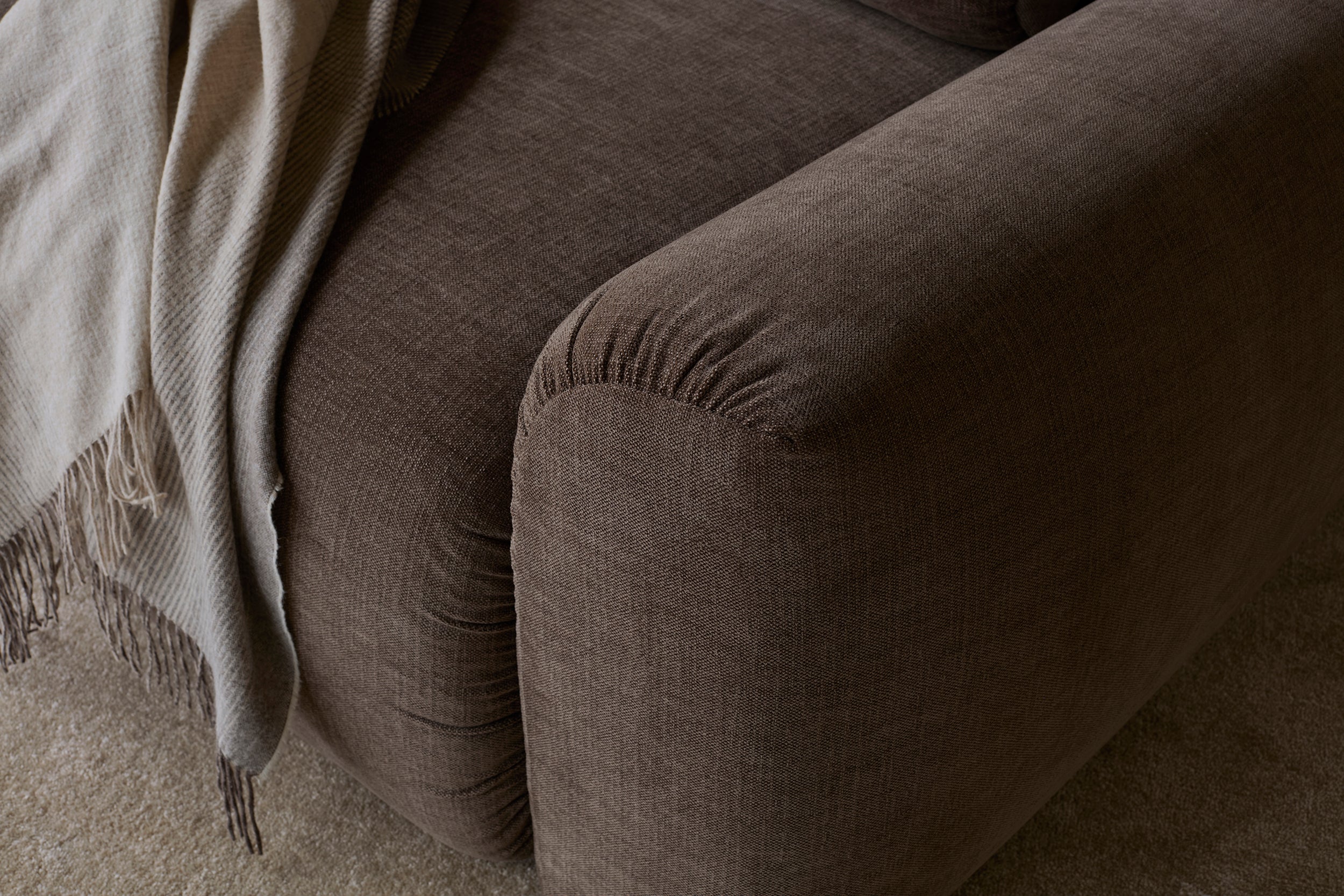 Norum Schlafsofa mit Chunky-Armlehnen in 411 Esina Cedar Brown präsentiert im Onlineshop von KAQTU Design AG. Bettsofa ist von Innovation Living