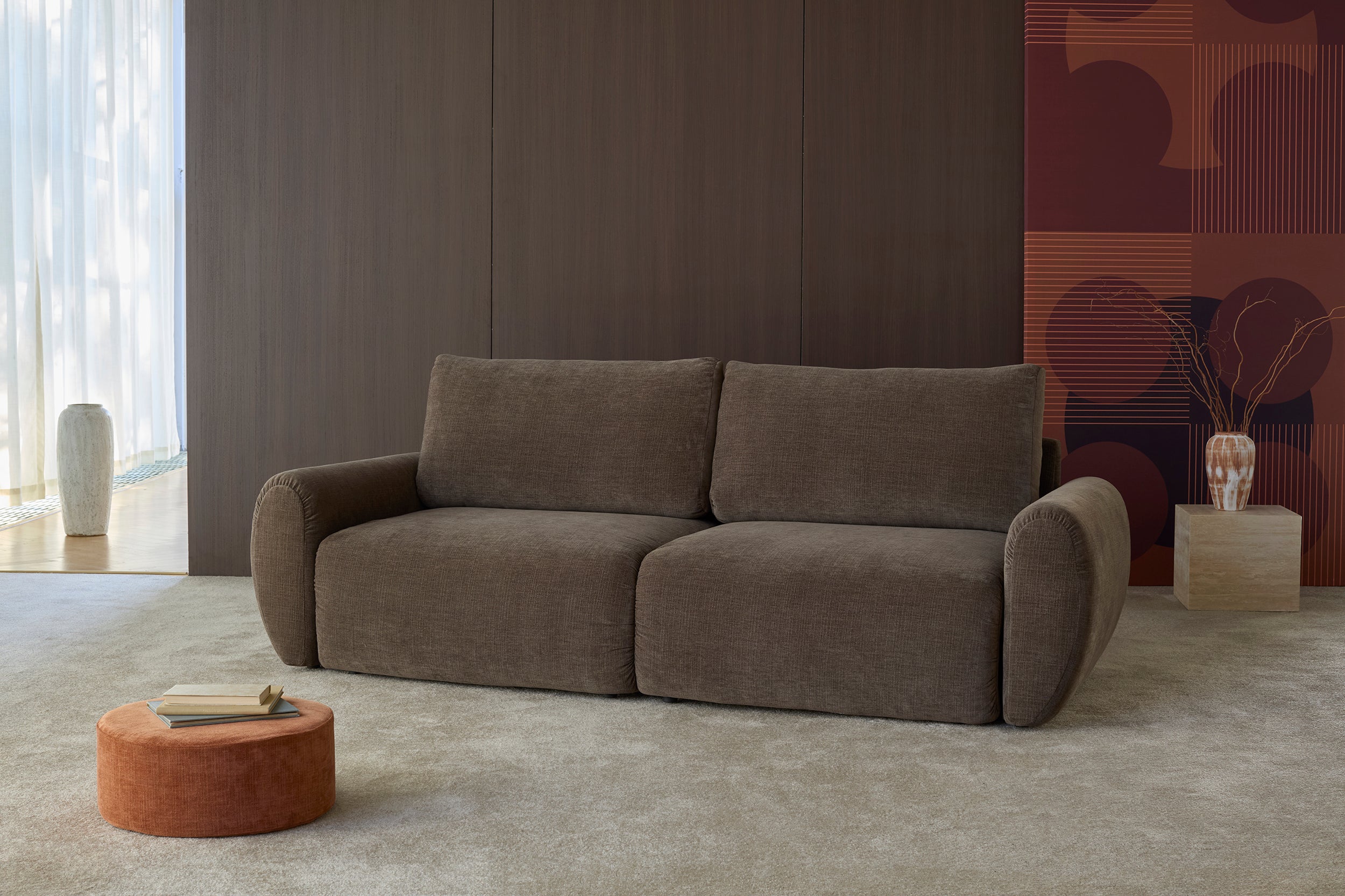 Norum Schlafsofa mit Curve-Armlehnen in 411 Esina Cedar Brown präsentiert im Onlineshop von KAQTU Design AG. Bettsofa ist von Innovation Living