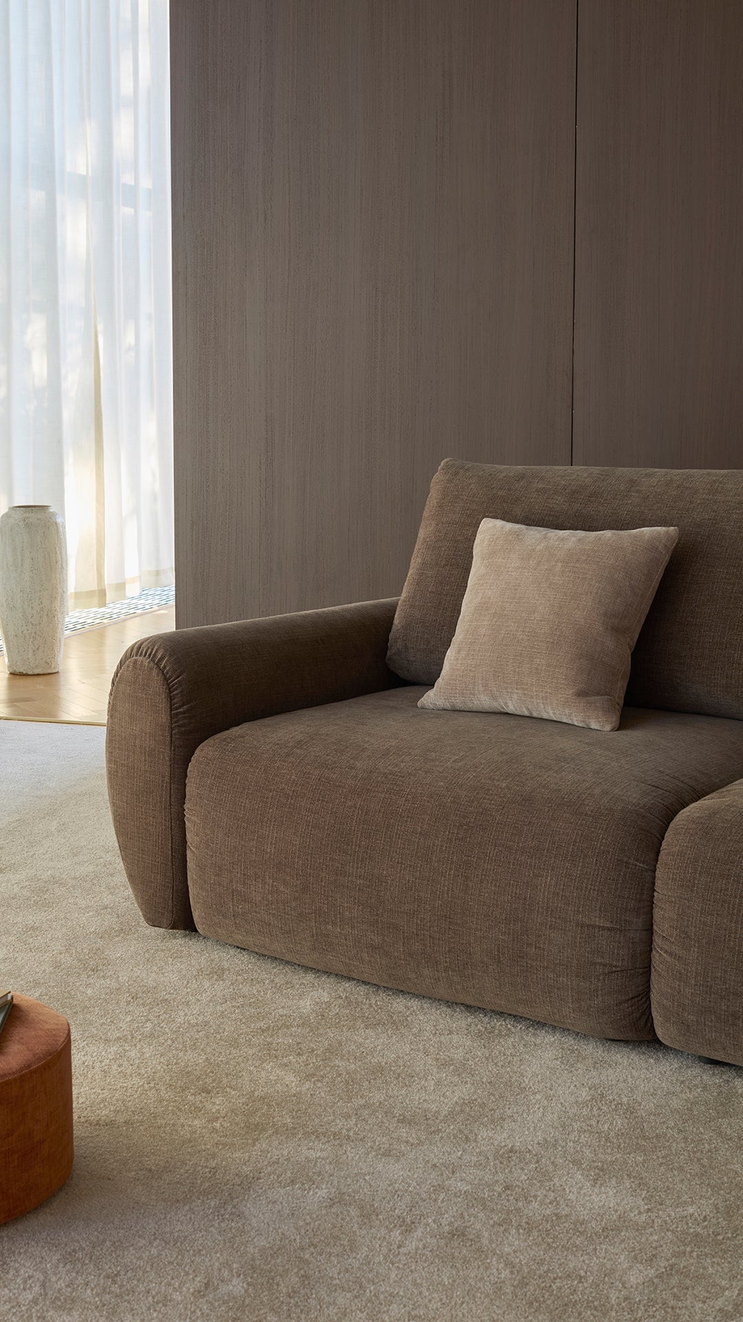 Norum Schlafsofa mit Curve-Armlehnen in 411 Esina Cedar Brown präsentiert im Onlineshop von KAQTU Design AG. Bettsofa ist von Innovation Living