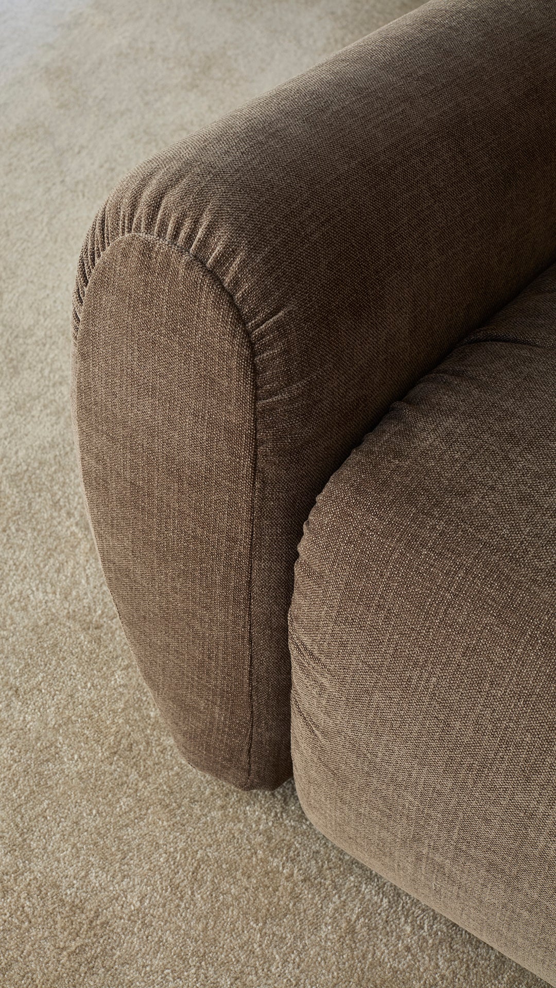 Norum Schlafsofa mit Curve-Armlehnen in 411 Esina Cedar Brown präsentiert im Onlineshop von KAQTU Design AG. Bettsofa ist von Innovation Living