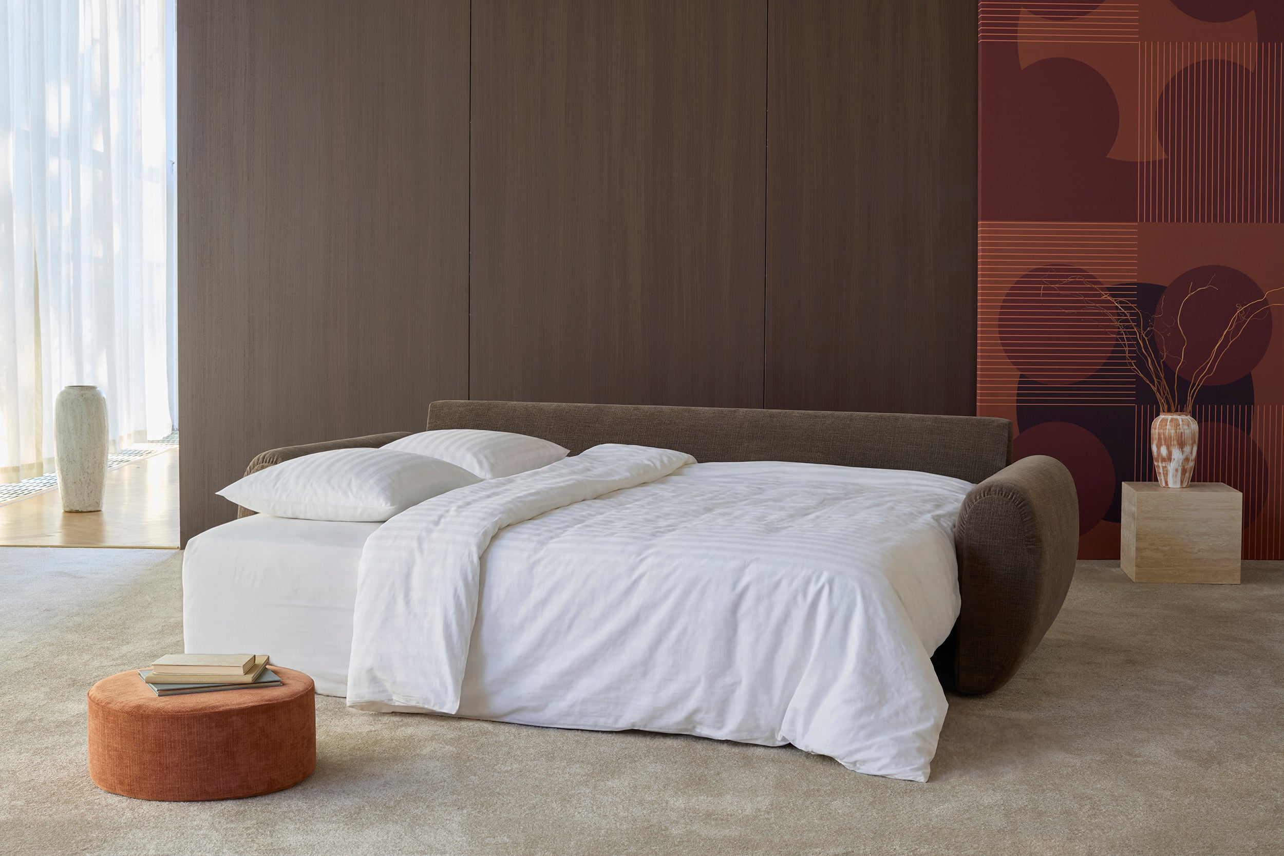 Norum Schlafsofa mit Curve-Armlehnen in 411 Esina Cedar Brown präsentiert im Onlineshop von KAQTU Design AG. Bettsofa ist von Innovation Living