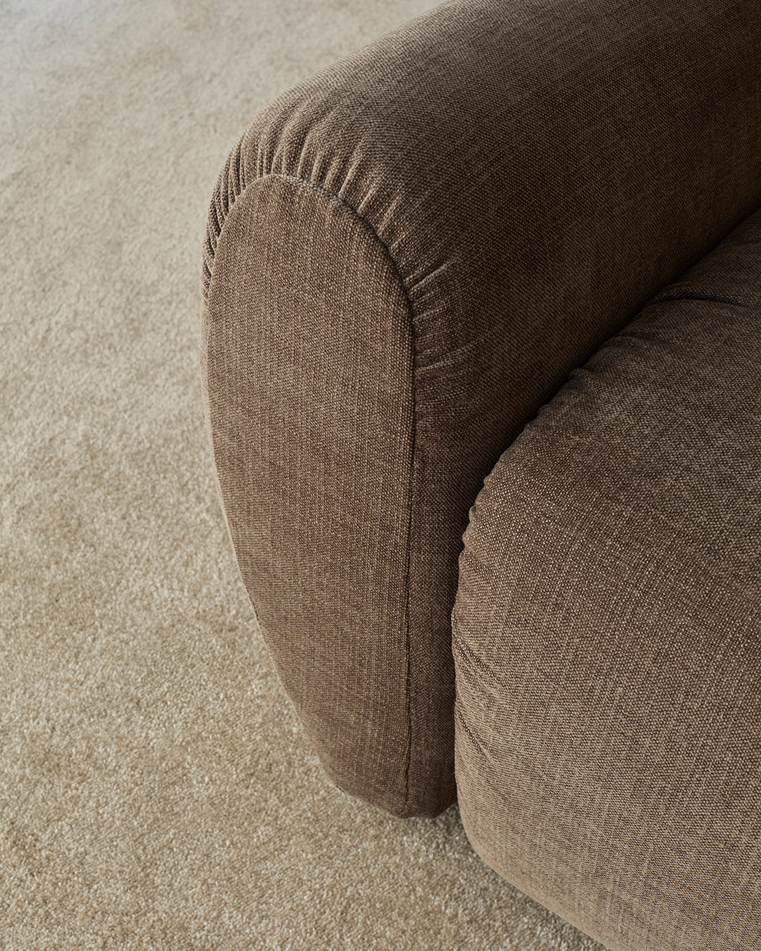 Norum Schlafsofa mit Curve-Armlehnen in 411 Esina Cedar Brown präsentiert im Onlineshop von KAQTU Design AG. Bettsofa ist von Innovation Living