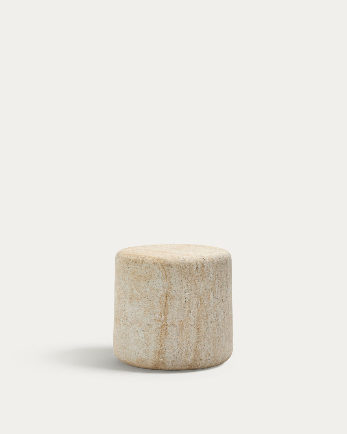 Beistelltisch Drasi aus Zement mit Finish in Travertinoptik Ø 46 cm in Beige, Ecru präsentiert im Onlineshop von KAQTU Design AG. Beistelltisch Outdoor ist von Kave Home