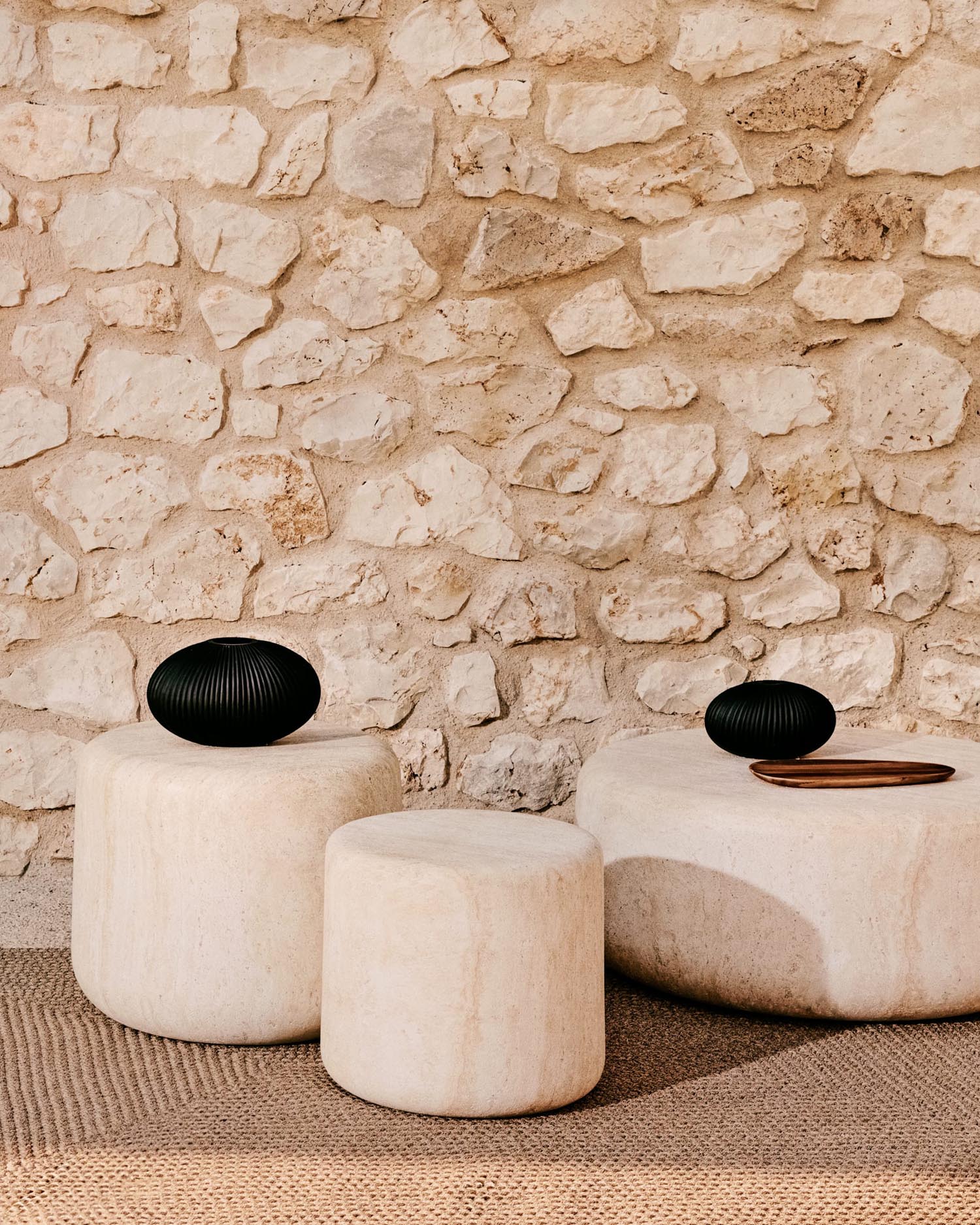 Eleganter Couchtisch aus Zement in Travertinoptik, robust und leicht, ideal für drinnen und draußen.