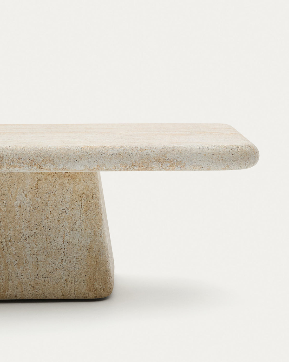 Couchtisch Drasi aus Zement in Travertinoptik 140 x 70 cm in Beige, Ecru präsentiert im Onlineshop von KAQTU Design AG. Loungetisch ist von Kave Home