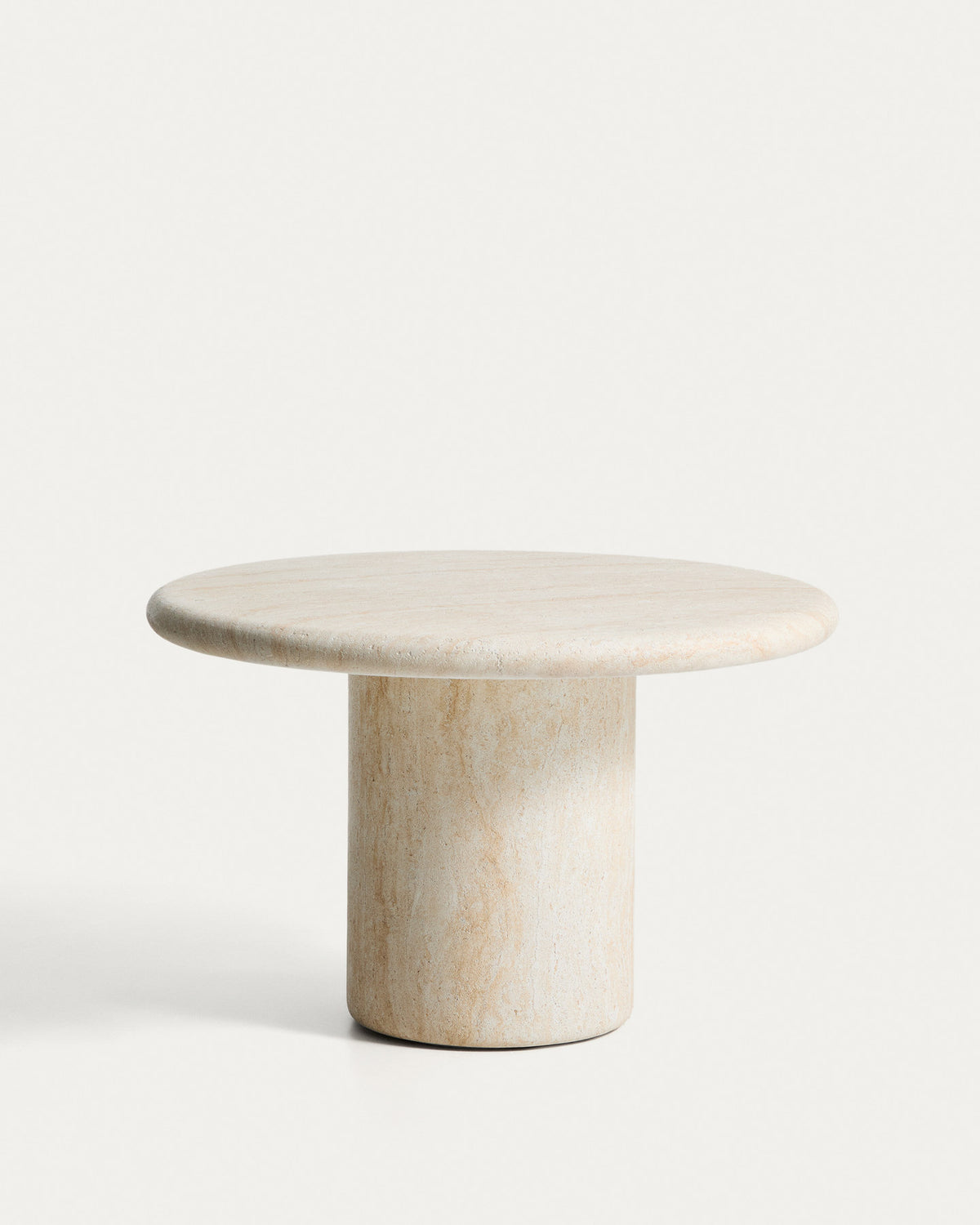 Runder Tisch Drasi aus Zement mit Finish in Travertinoptik, Ø 122 cm in Beige, Weiss, Ecru präsentiert im Onlineshop von KAQTU Design AG. Gartentisch ist von Kave Home