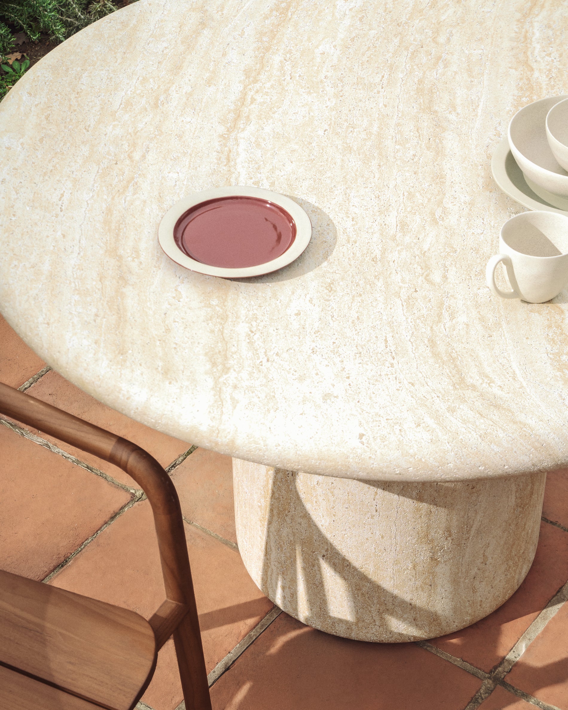 Runder Tisch Drasi aus Zement mit Finish in Travertinoptik, Ø 122 cm in Beige präsentiert im Onlineshop von KAQTU Design AG. Gartentisch ist von Kave Home