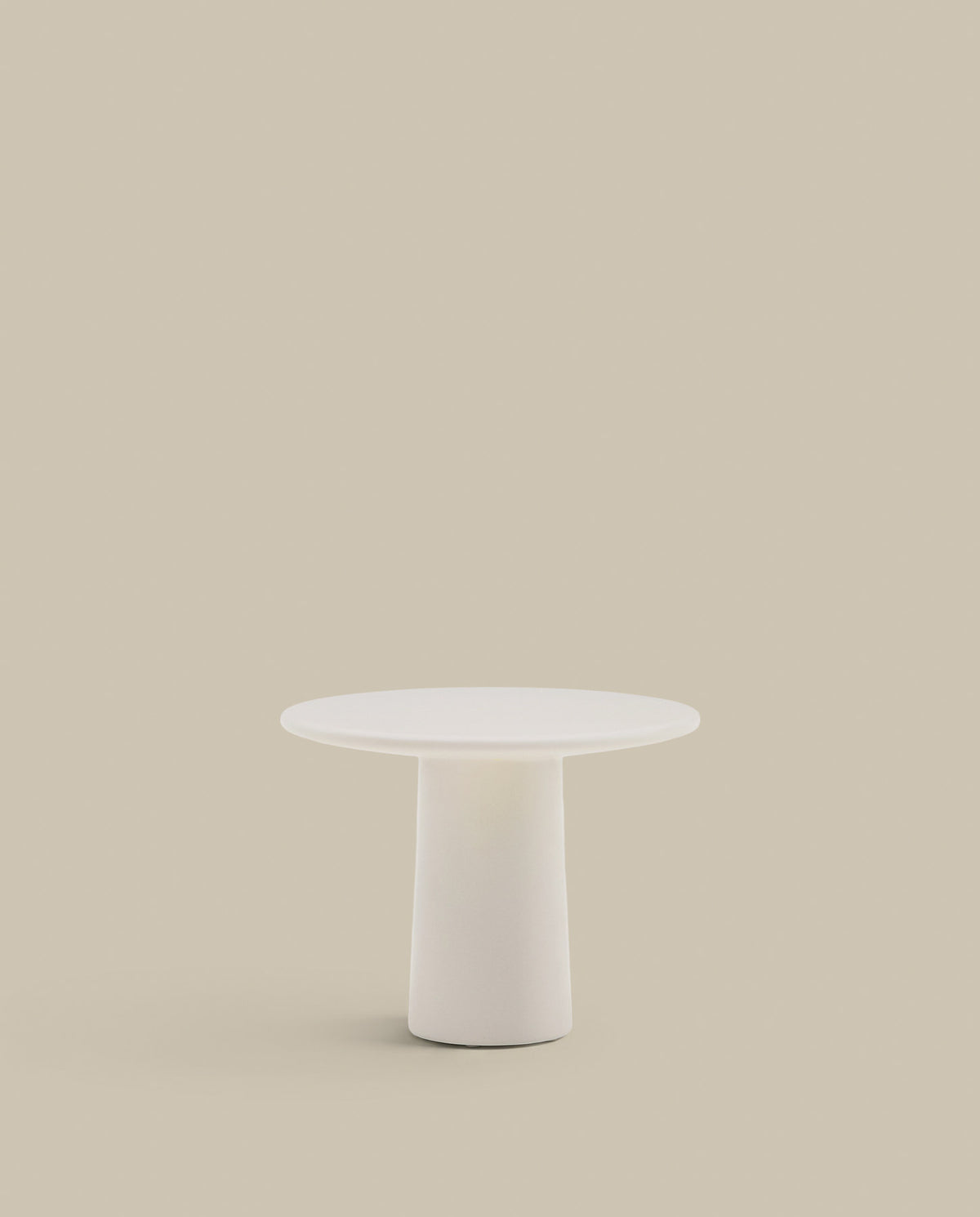 Couchtisch Albanella aus Zement mit glänzend weissem Finish Ø 65 cm in Weiss präsentiert im Onlineshop von KAQTU Design AG. Loungetisch ist von Kave Home