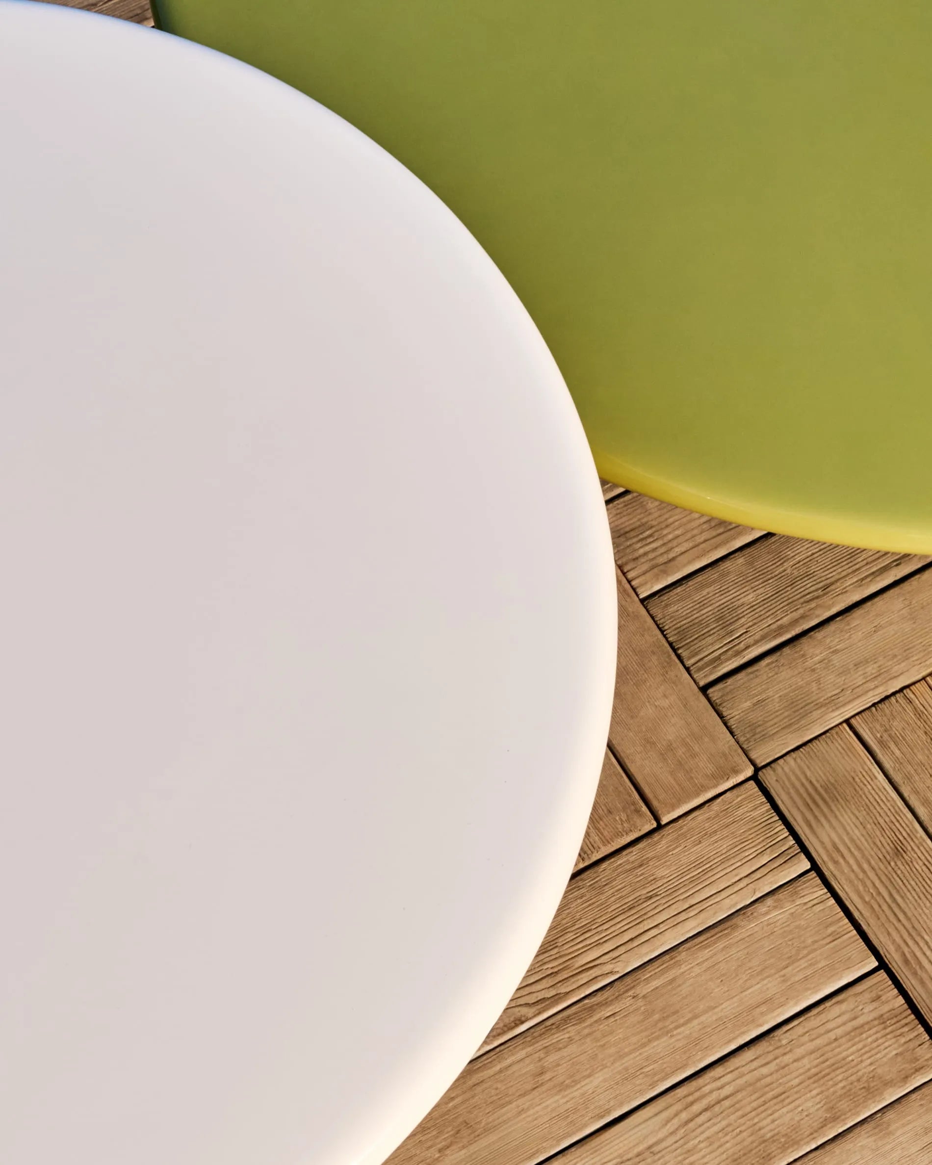 Der Couchtisch Albanella besticht durch sein einzigartiges Design und wetterfesten Zement, ideal für stilvolle Außenbereiche.