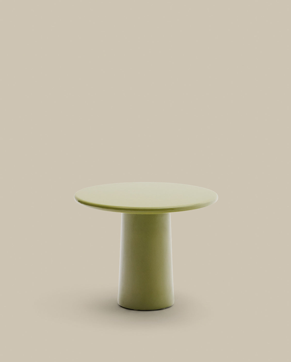 Couchtisch Albanella aus Zement mit glänzend grünem Finish Ø 65 cm in Grün präsentiert im Onlineshop von KAQTU Design AG. Loungetisch ist von Kave Home