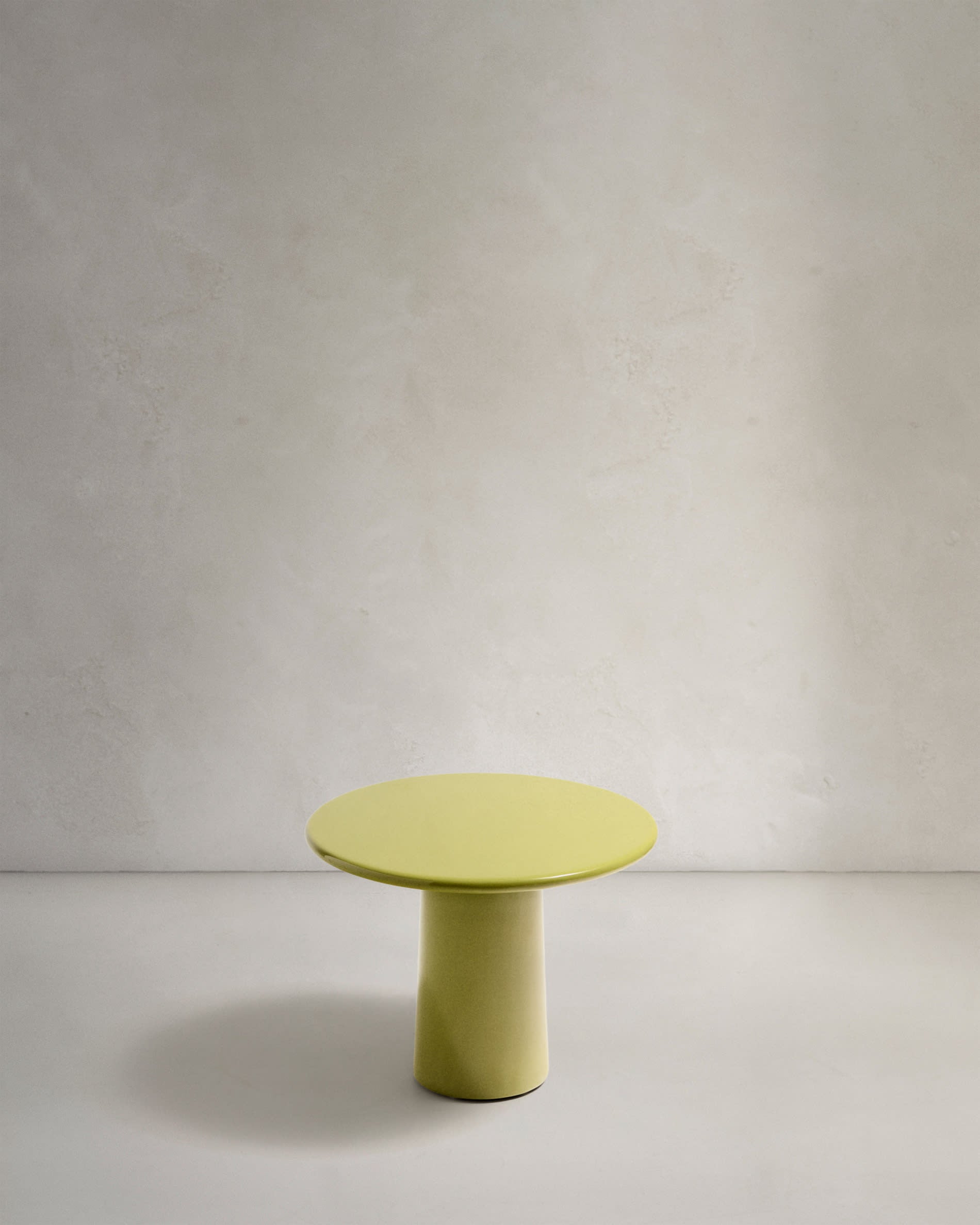 <tc>ALBA</tc>nella coffee table made of cement with a glossy green finish Ø 65 cm