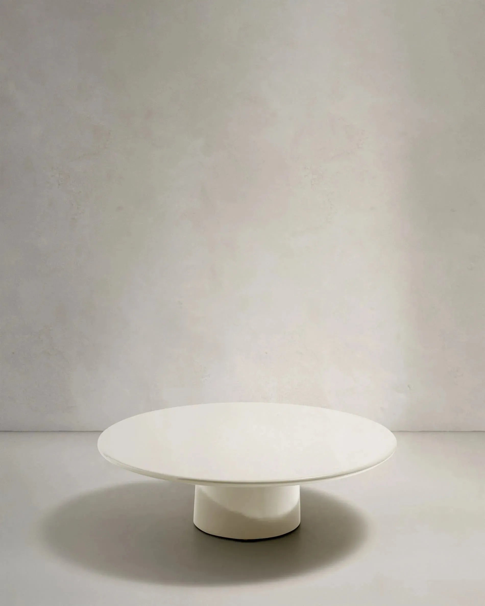 Moderner Couchtisch Albanella aus Zement mit glänzend weißem Finish, Ø 110 cm, stilvoll und robust von Kave Home.