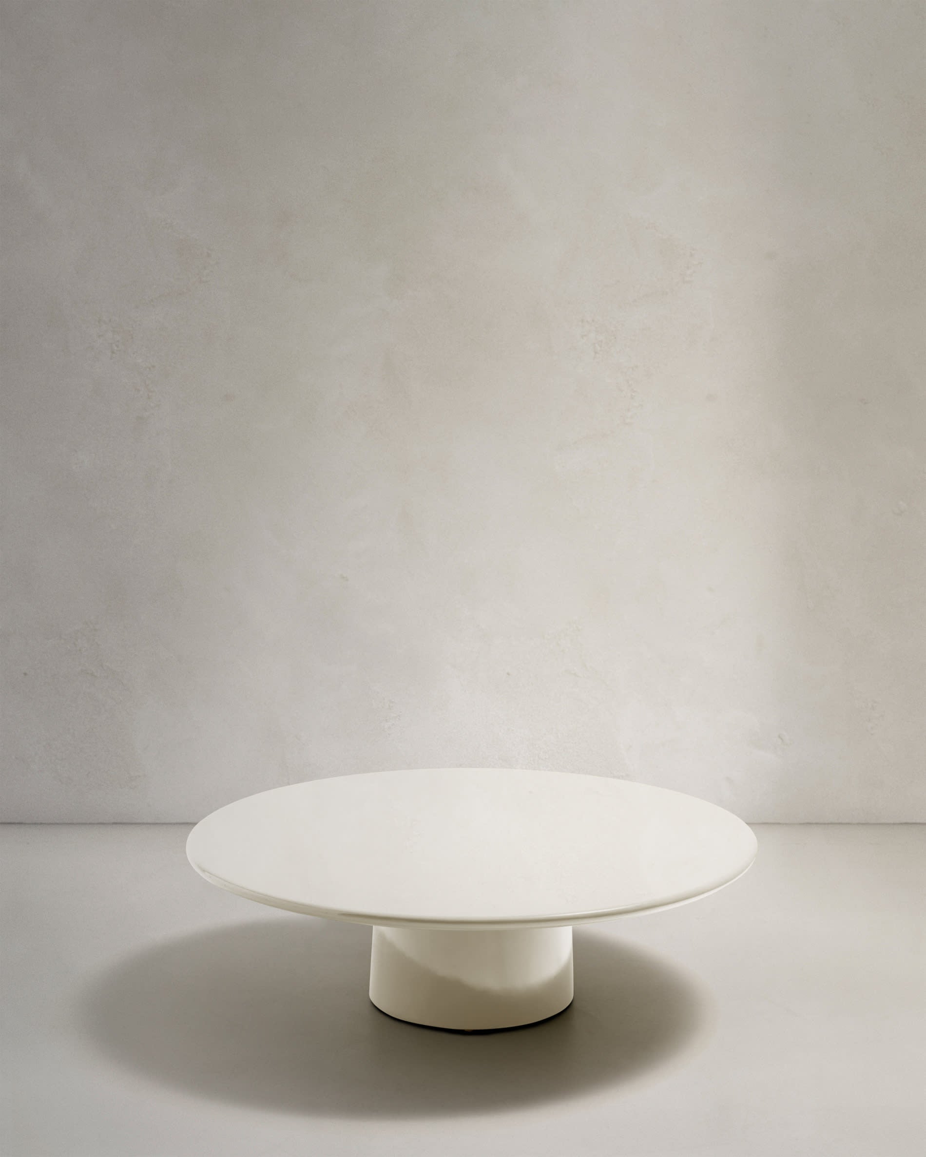 <tc>ALBA</tc>nella coffee table made of cement with a glossy <tc>wEIS</tc> finish Ø 110 cm