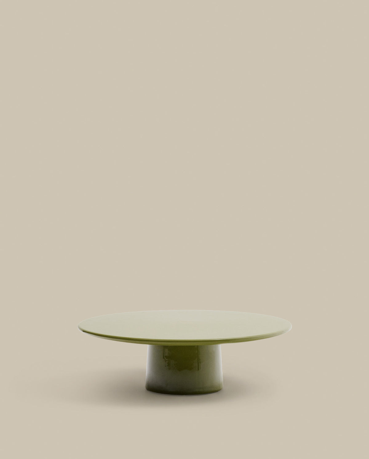 Couchtisch Albanella aus Zement mit glänzend grünem Finish Ø 110 cm in Grün präsentiert im Onlineshop von KAQTU Design AG. Loungetisch ist von Kave Home