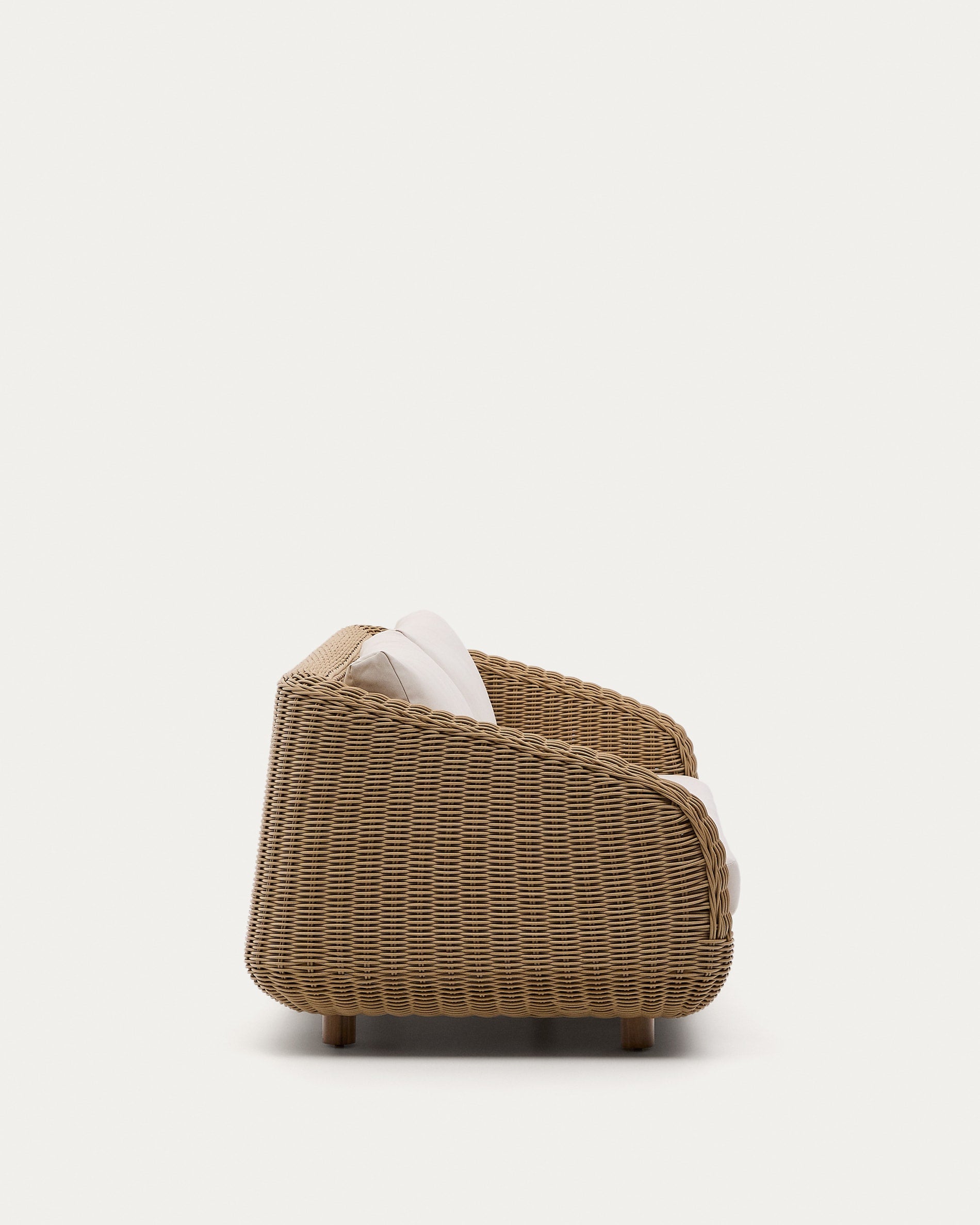 Das stilvolle 3-Sitzer-Sofa Meria aus langlebigem synthetischem Rattan von Kave Home ist ideal für den Aussenbereich.