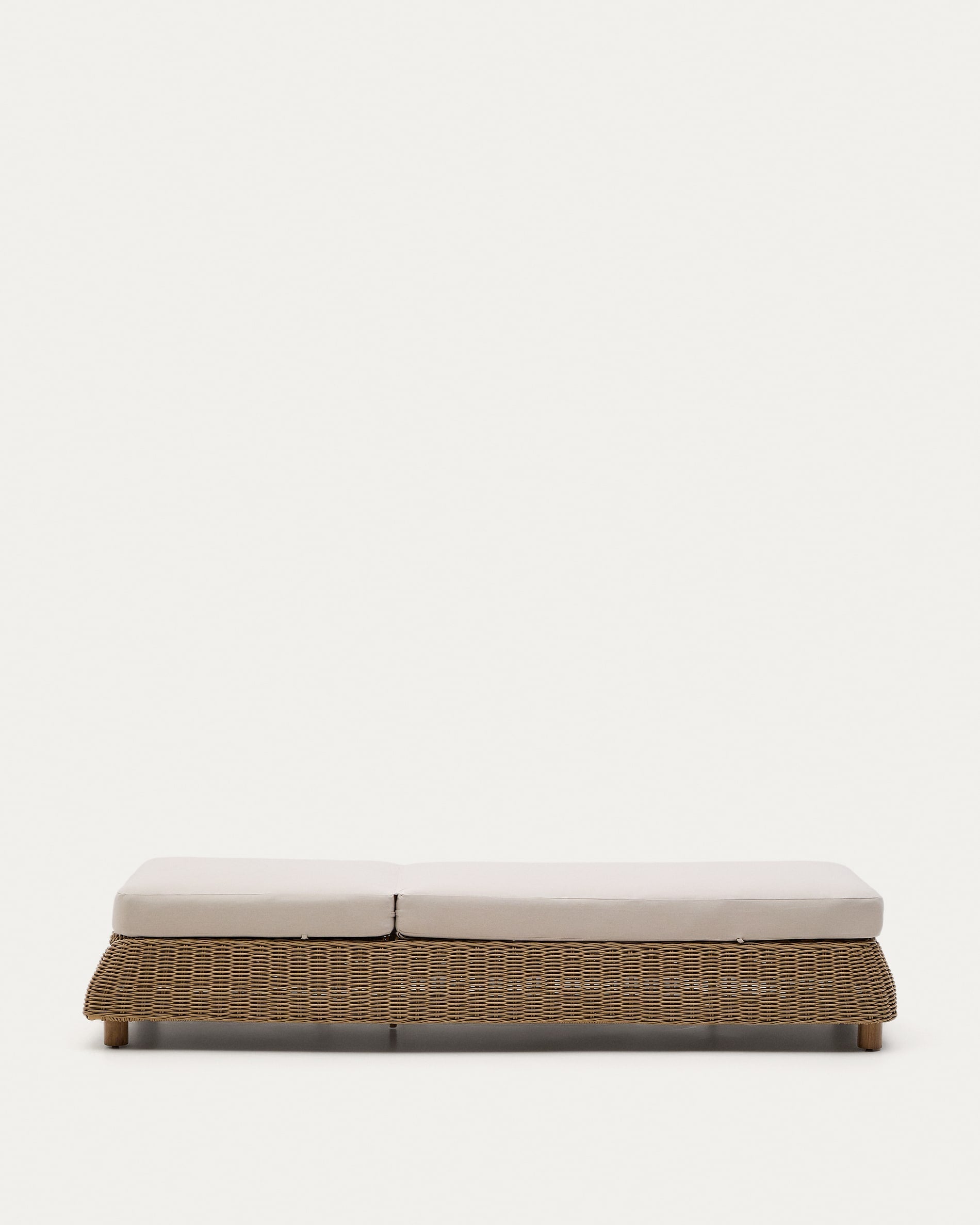 Elegante Sonnenliege Meria aus robustem synthetischem Rattan, ideal für Garten oder Terrasse und entspannte Momente.