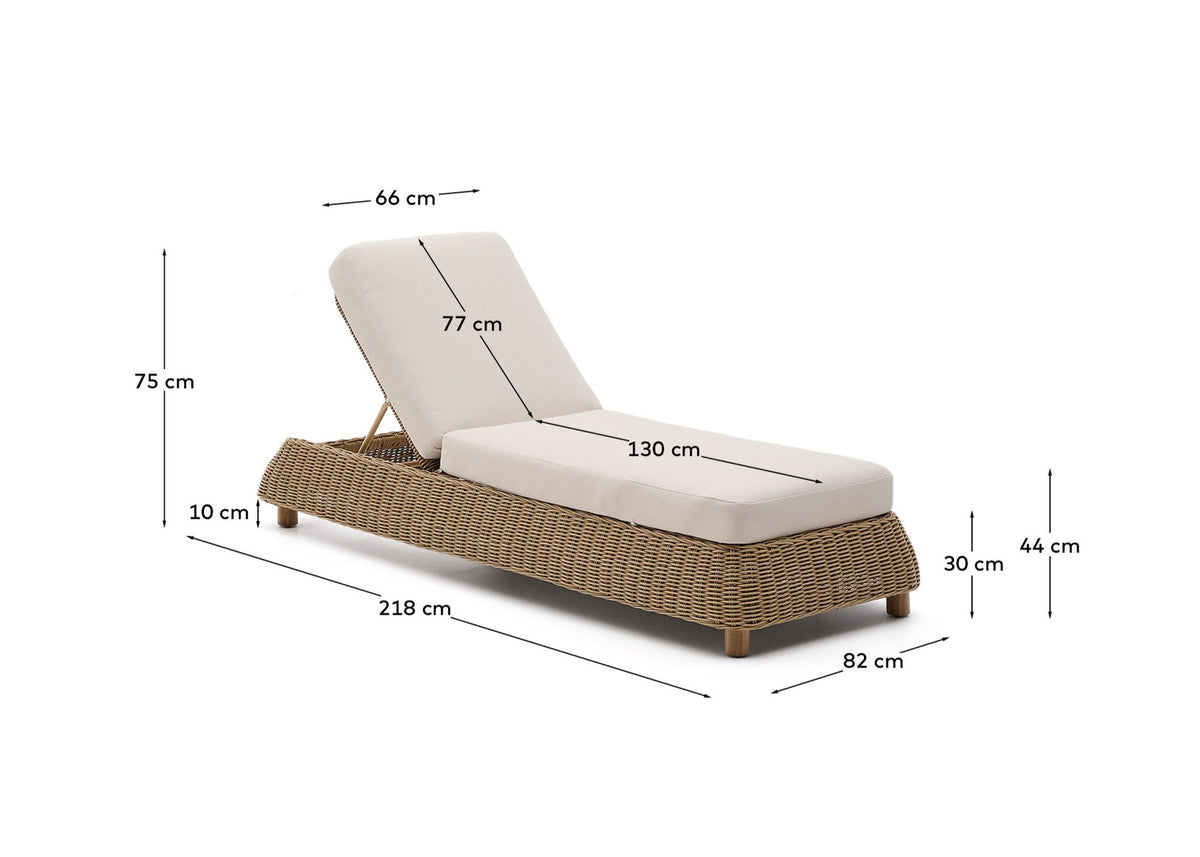 Sonnenliege Meria aus synthetischem Rattan und Beine aus massivem Akazienholz FSC 100% in Hellbraun, Beige, Ecru präsentiert im Onlineshop von KAQTU Design AG. Liegestuhl ist von Kave Home