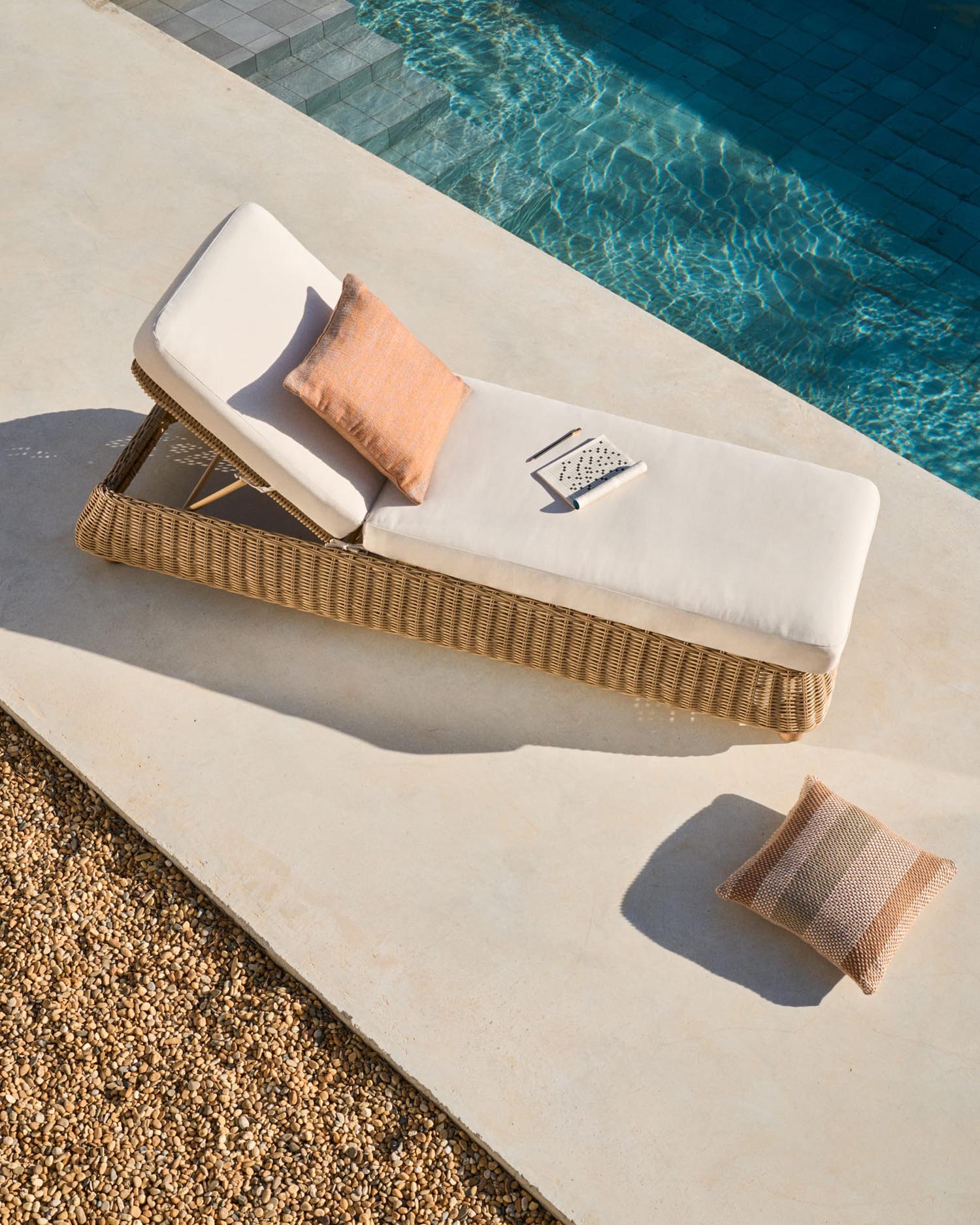 Sonnenliege Meria aus synthetischem Rattan und Beine aus massivem Akazienholz FSC 100%