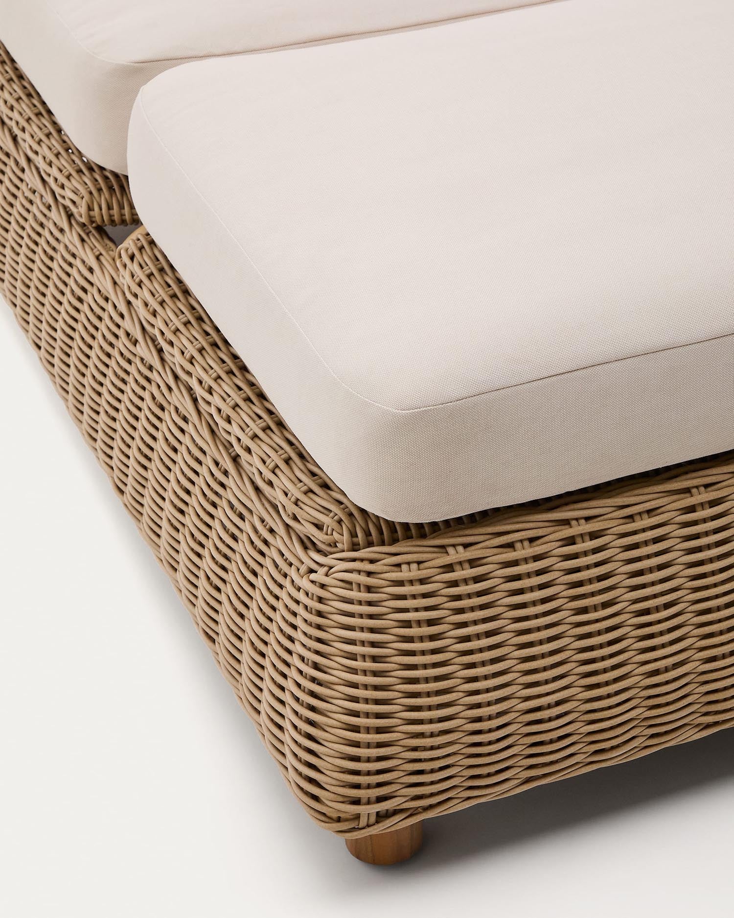 Elegante 2er-Sonnenliege Meria aus robustem synthetischem Rattan und nachhaltigem Akazienholz, ideal für entspannte Momente im Garten oder am Pool.