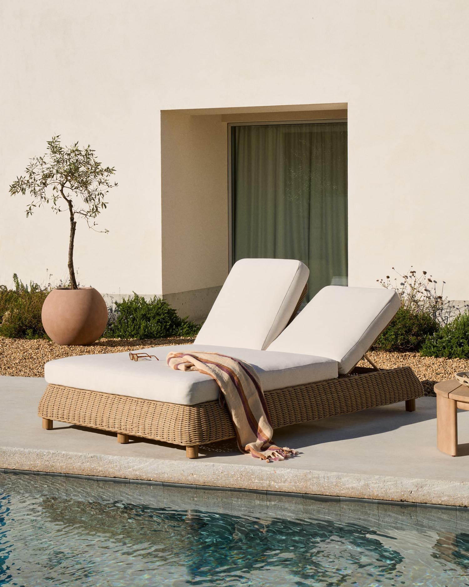 2er-Sonnenliege Meria aus synthetischem Rattan und Beine aus massivem Akazienholz FSC 100%
