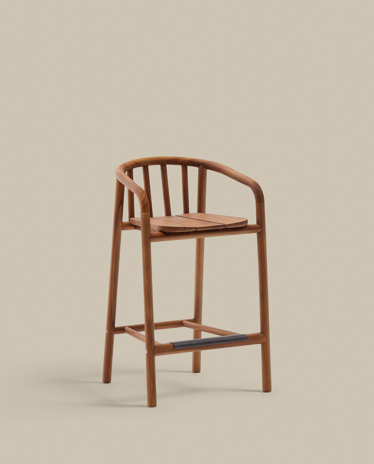 Outdoor-Hocker Turqueta aus massivem Teakholz FSC 100%, Höhe 65 cm in Braun präsentiert im Onlineshop von KAQTU Design AG. Outdoor-Barstuhl mit Armlehne ist von Kave Home